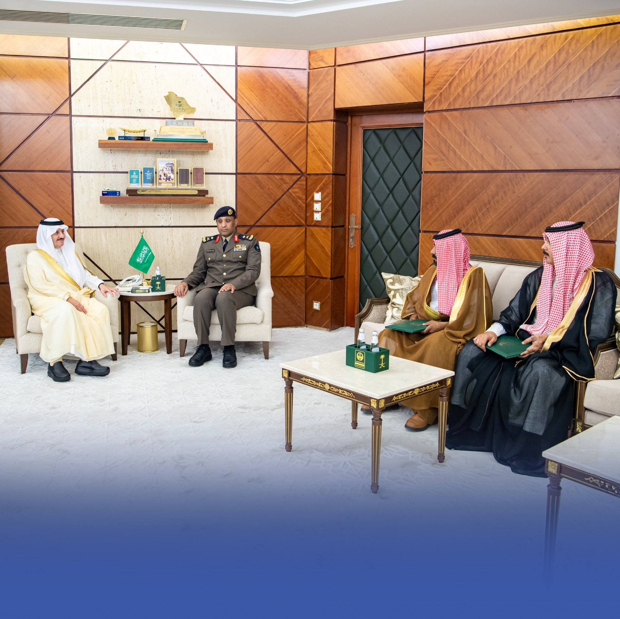 أمير الشرقية يكرّم مواطنَين أخمدا حريقًا في محل بالجبيل