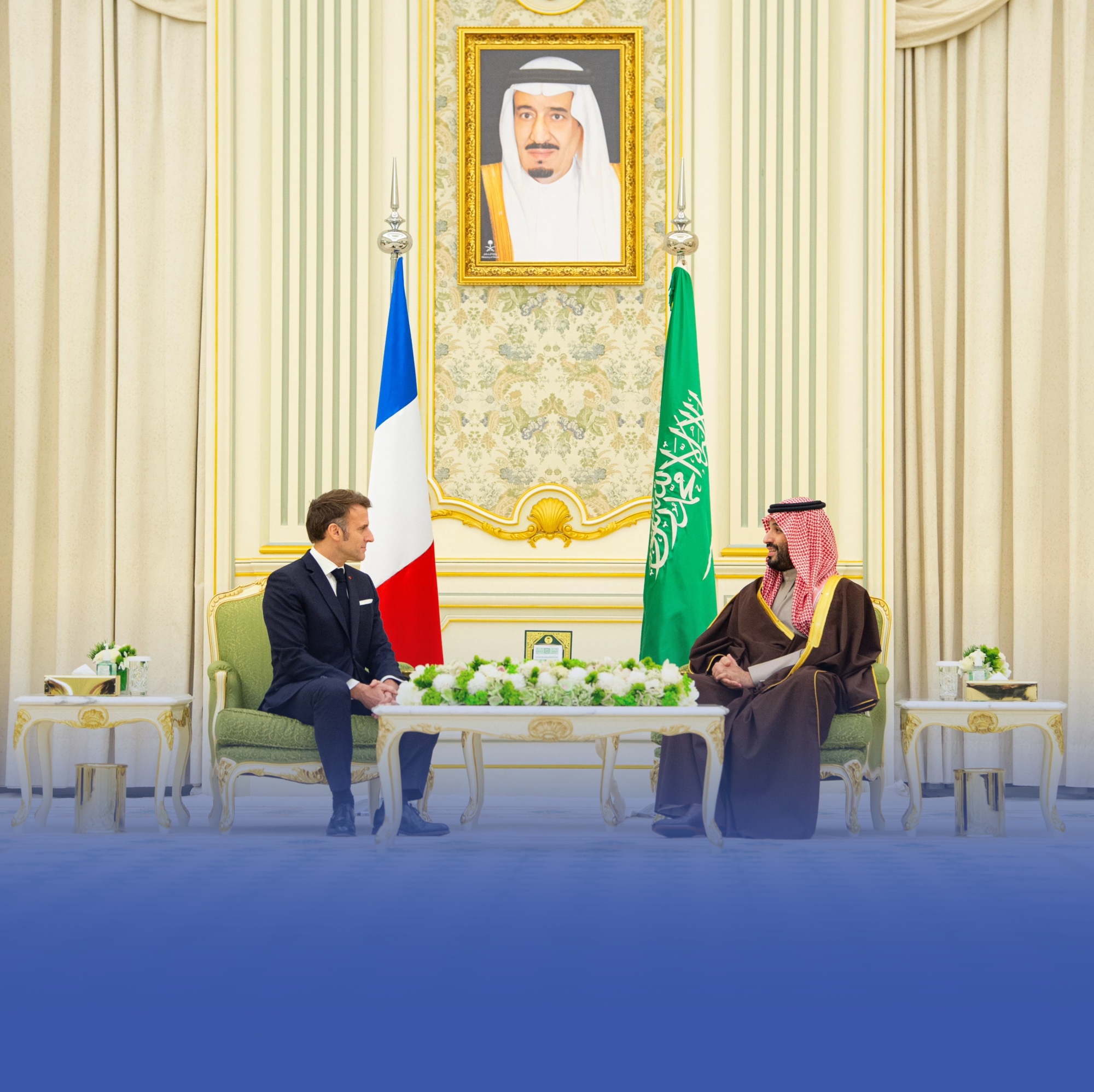 ولي العهد والرئيس الفرنسي يستعرضان التطورات بغزة