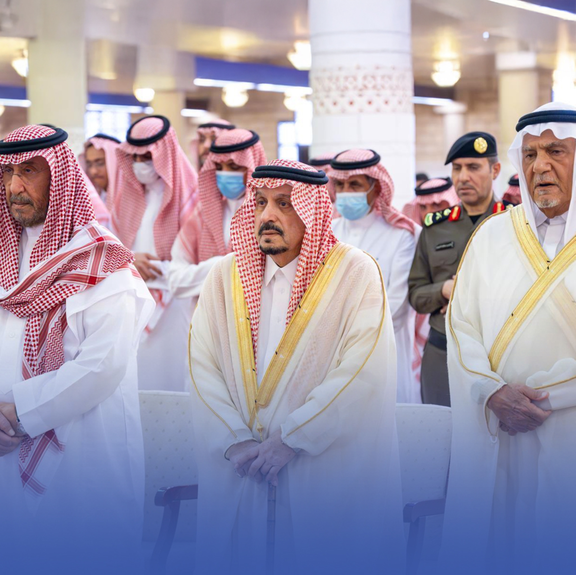 أمير الرياض يؤدي صلاة الميت على الأميرة نوف بنت سعود