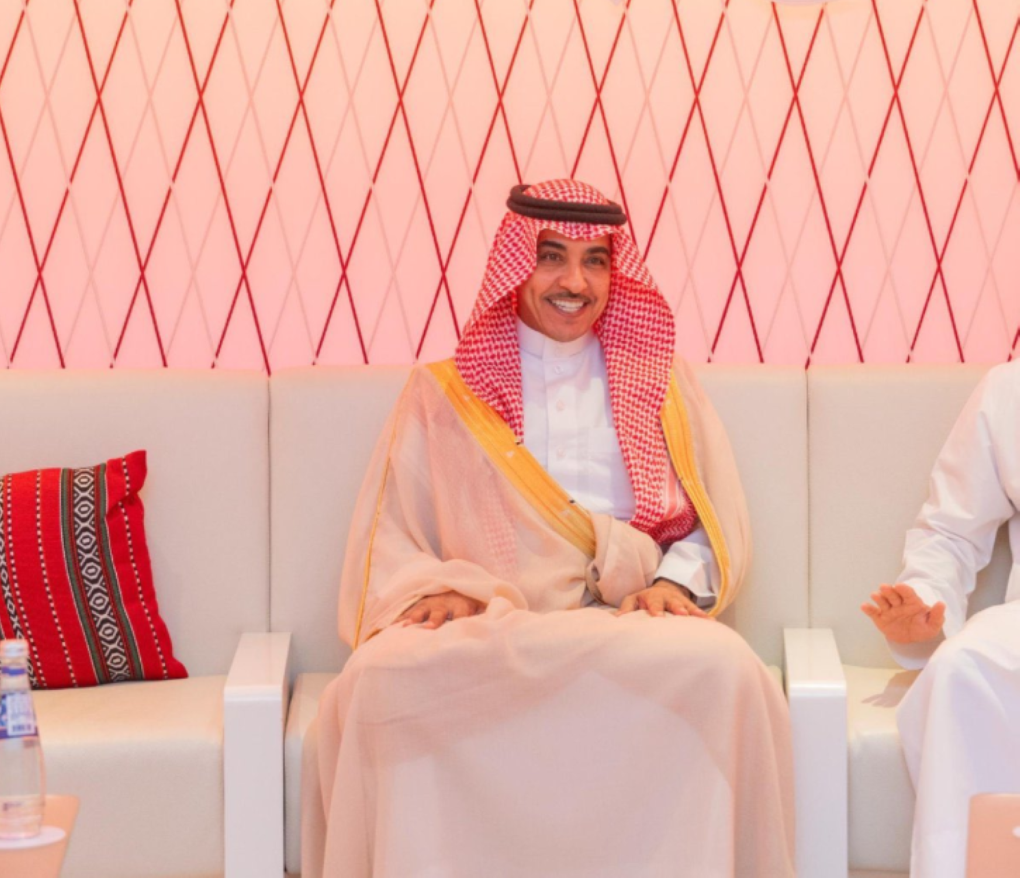 وزير الإعلام يبحث حقوق بث مباريات الأخضر خلال زيارته للدوحة