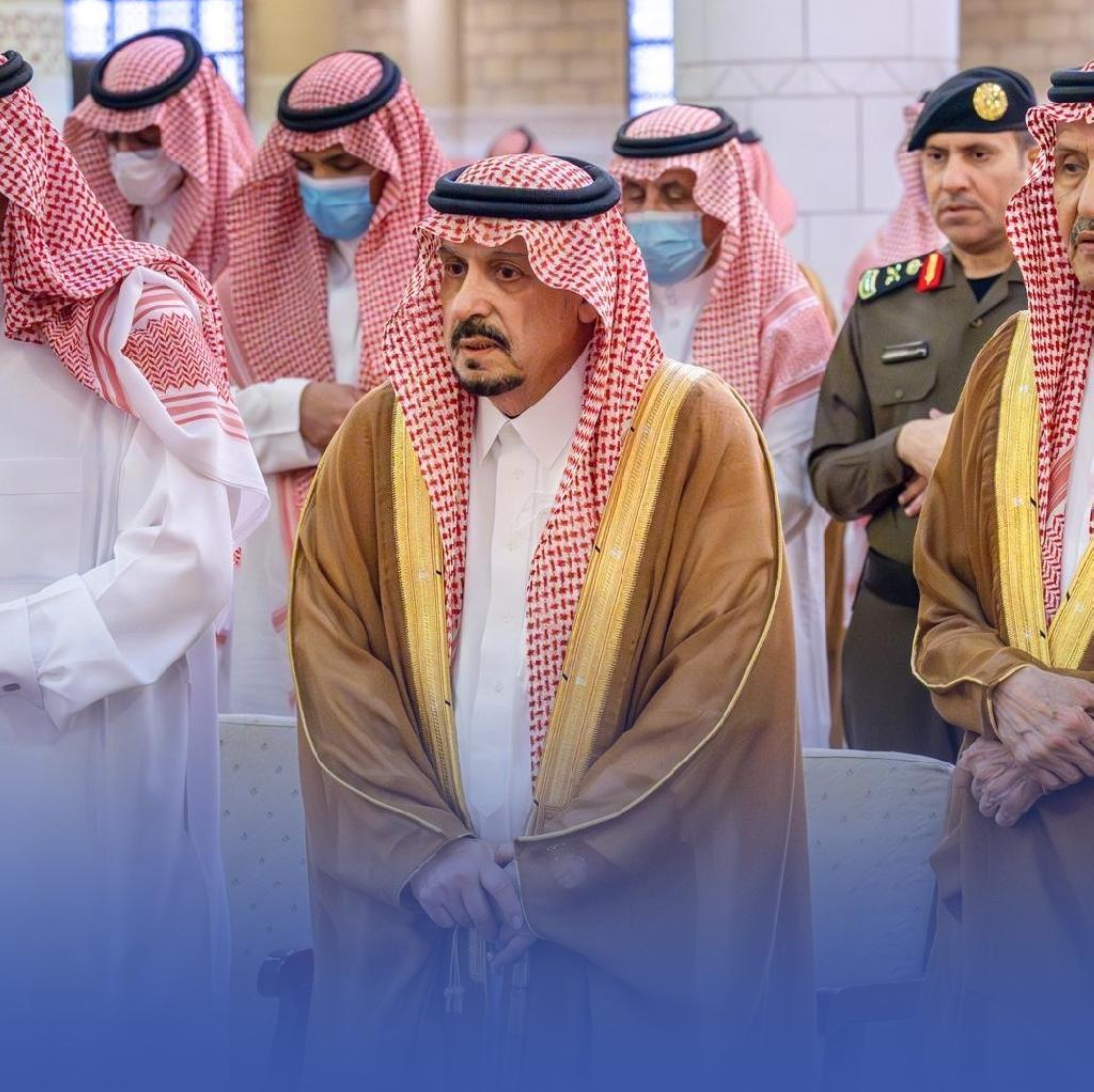 أمير الرياض يؤدي صلاة الميت على الأميرة هيفاء بنت تركي
