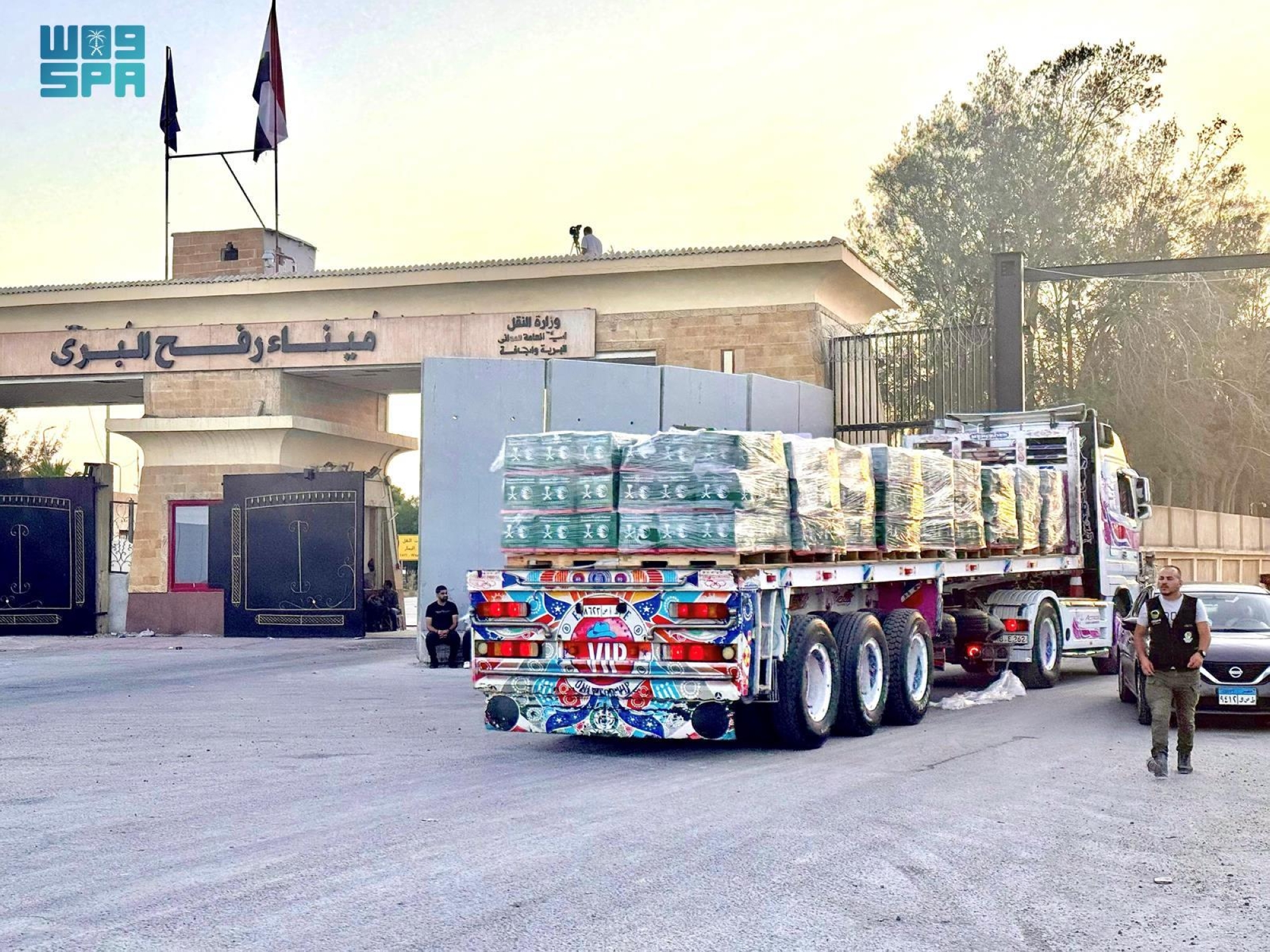مساعدات سعودية تعبر منفذ رفح إلى قطاع غزة