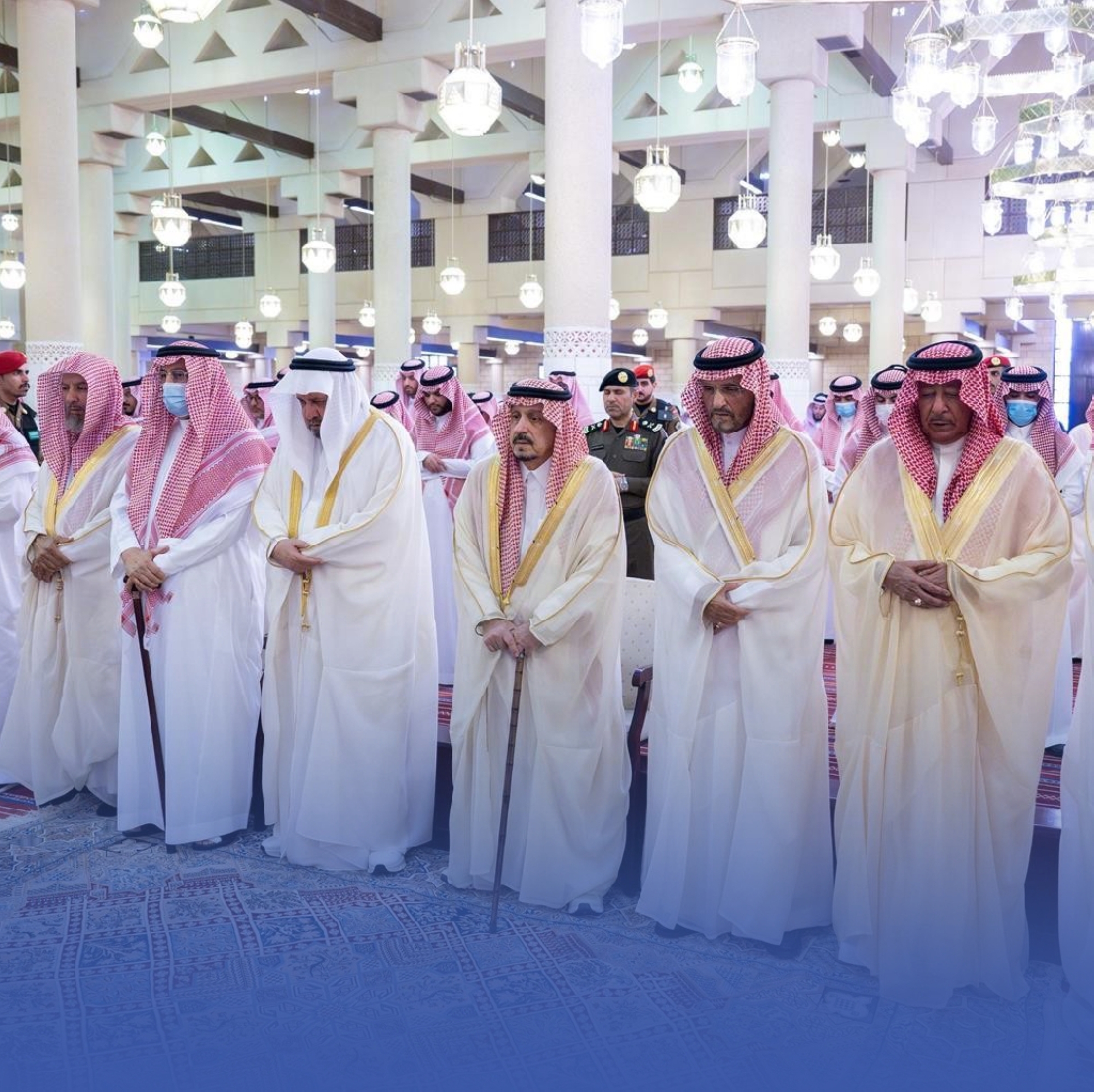 أمير الرياض يؤدي صلاة الميت على الأمير خالد بن تركي