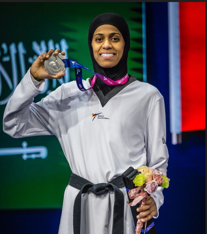 وزير الرياضة يهنئ دنيا أبو طالب بعد تحقيقها فضية التايكوندو العالمية
