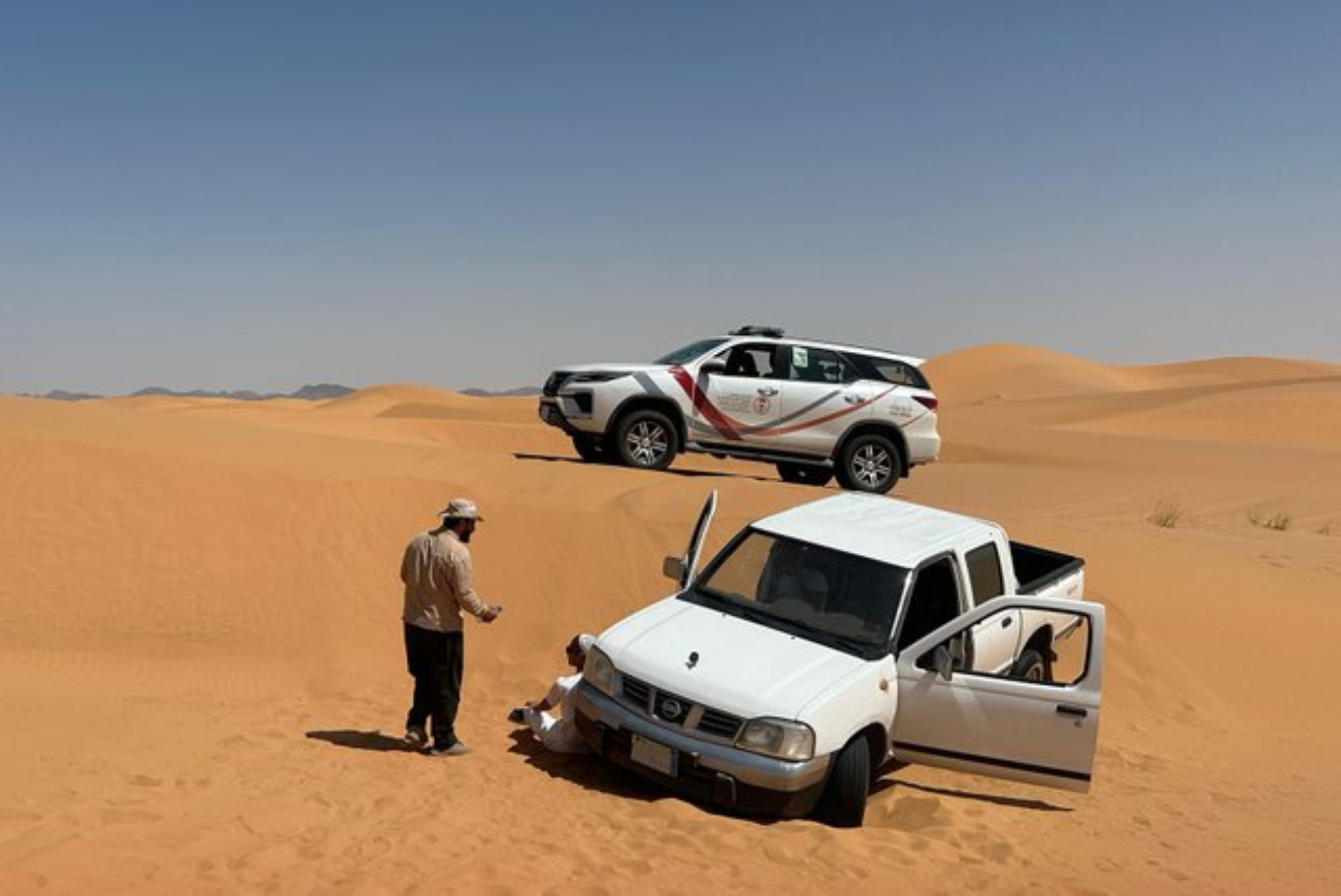 إنقاذ شابين علقت مركبتهما بالكثبان الرملية بـ "نفوذ العريق"