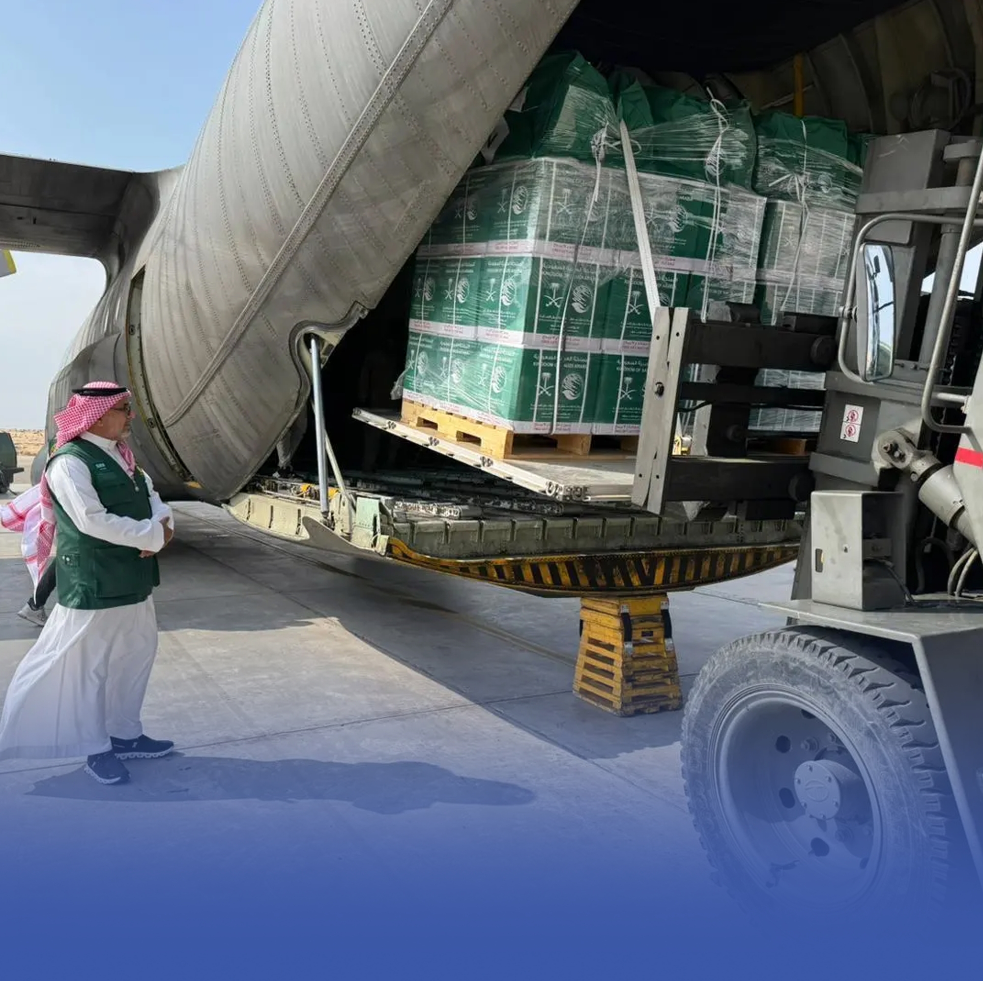 الطائرة السعودية الـ71 لإغاثة غزة تصل العريش