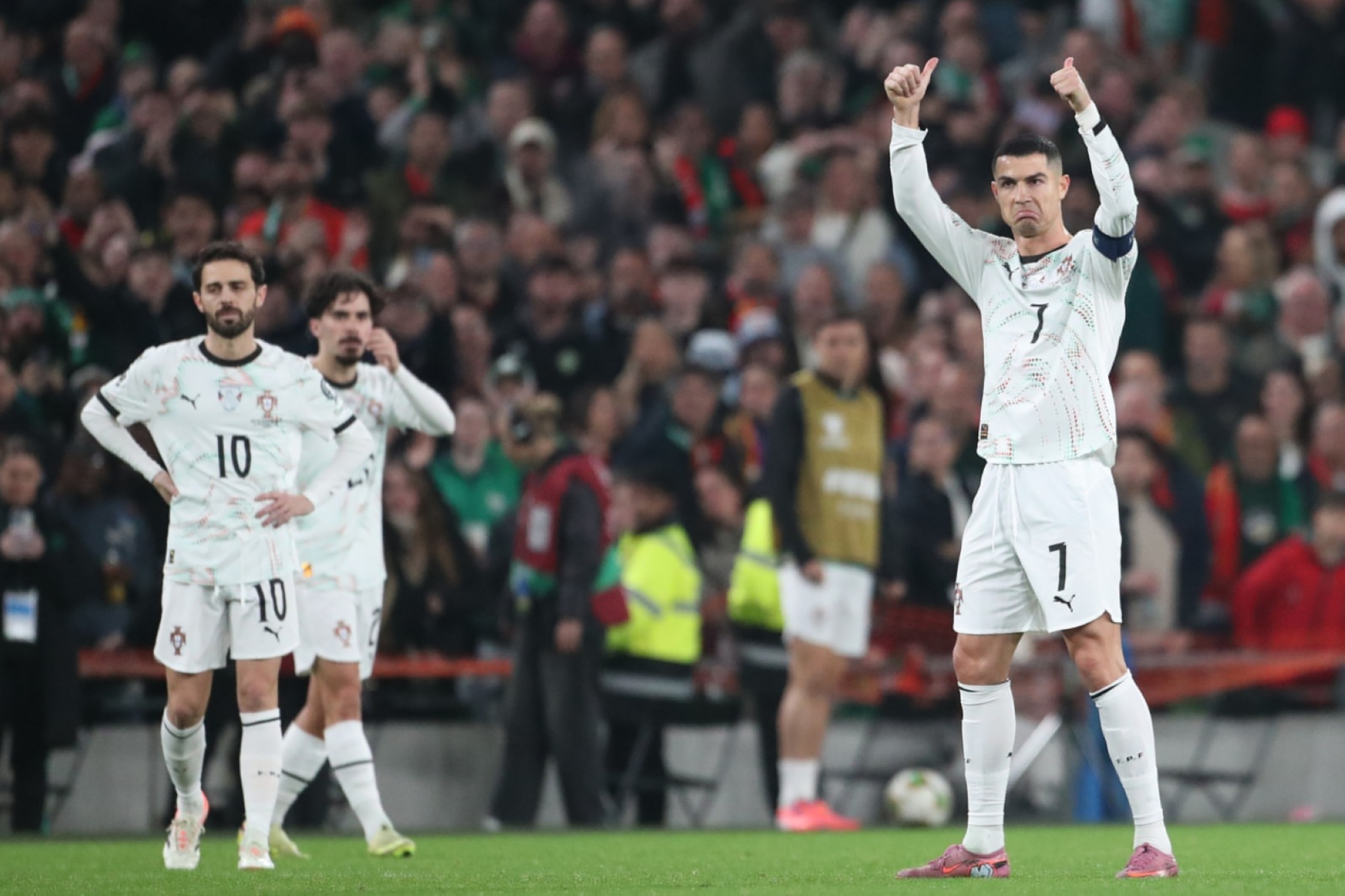 رونالدو يُطرد في ليلة انتصار إيرلندا على البرتغال