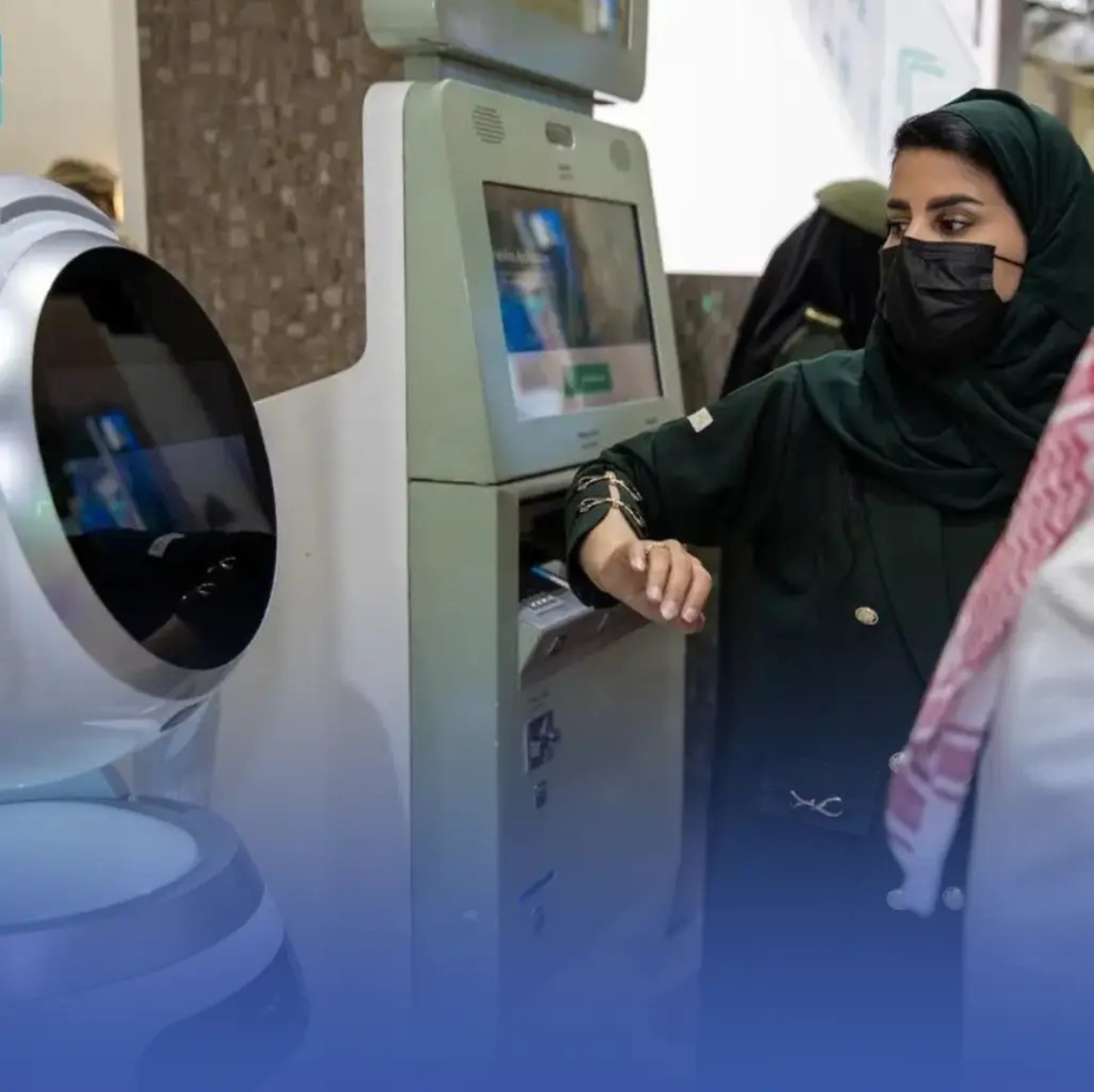 روبوت بـ3 لغات يستقبل ضيوف المملكة في المنافذ