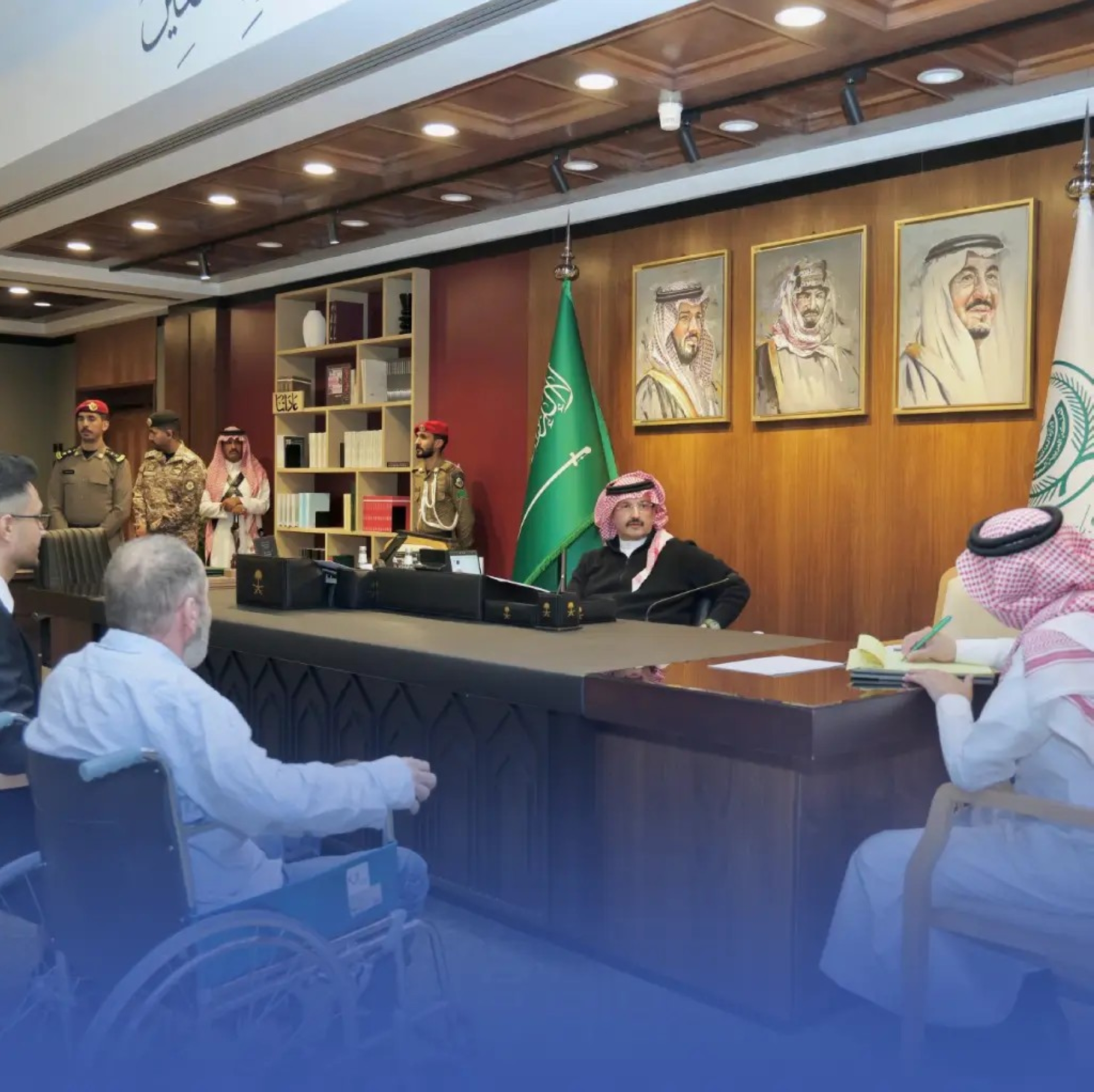 أمير عسير يؤجل ترقية "مسؤول" لتأخره بإنهاء معاملة مواطن