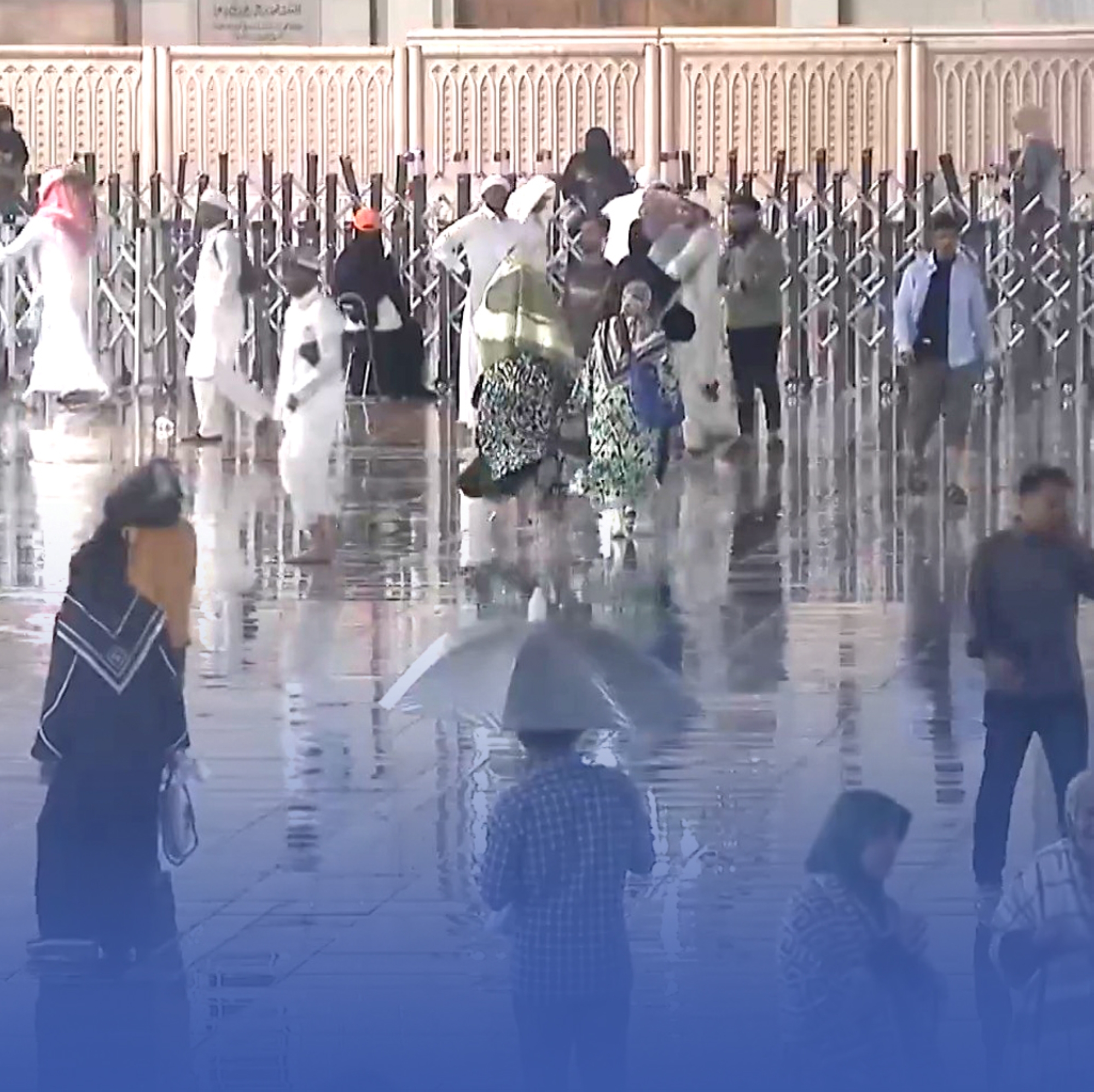 ساحات الحرمين تفيض بالدعاء تحت زخات المطر