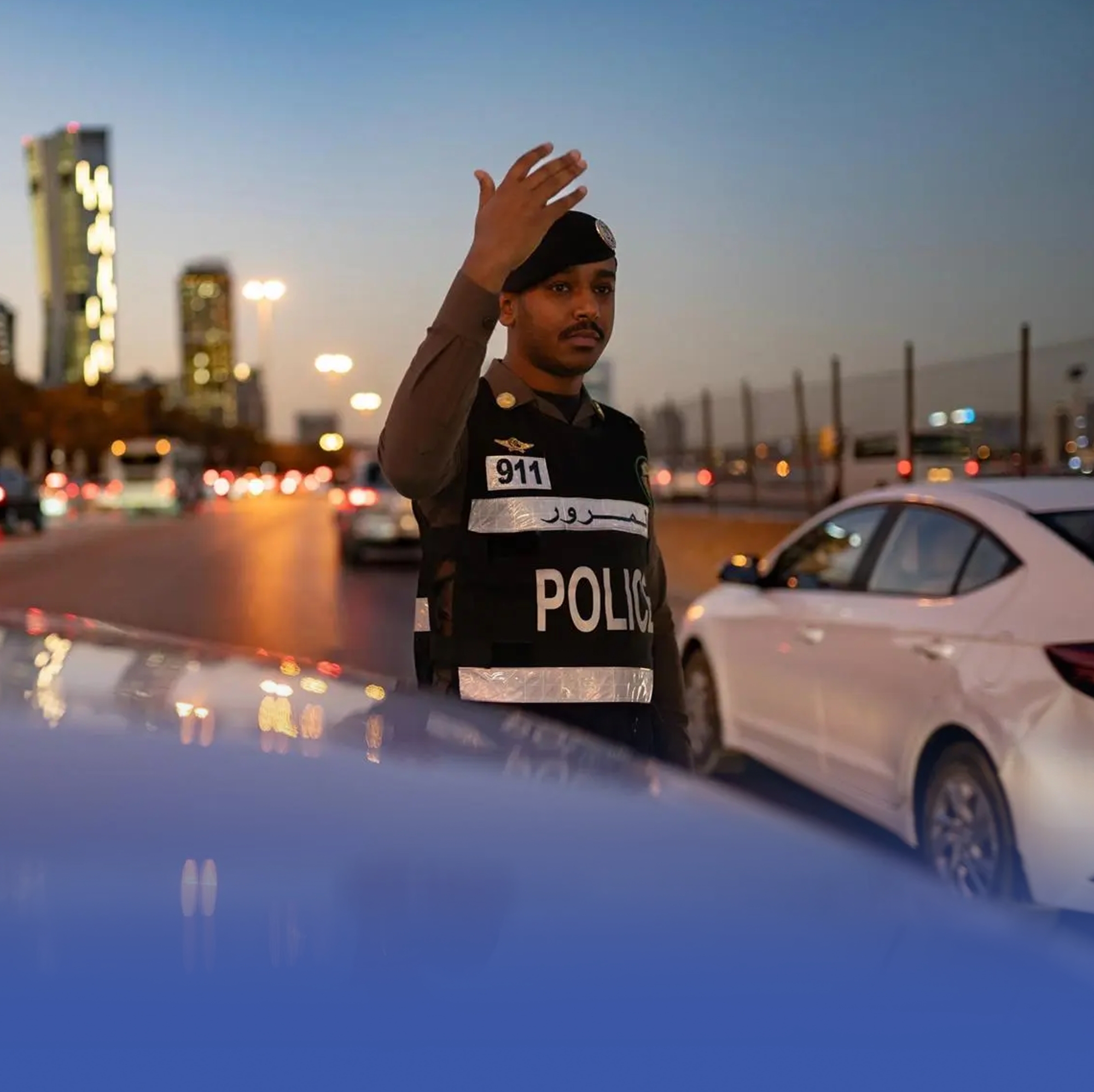 المرور يباشر حادث اصطدام شاحنة ومركبة في جدة