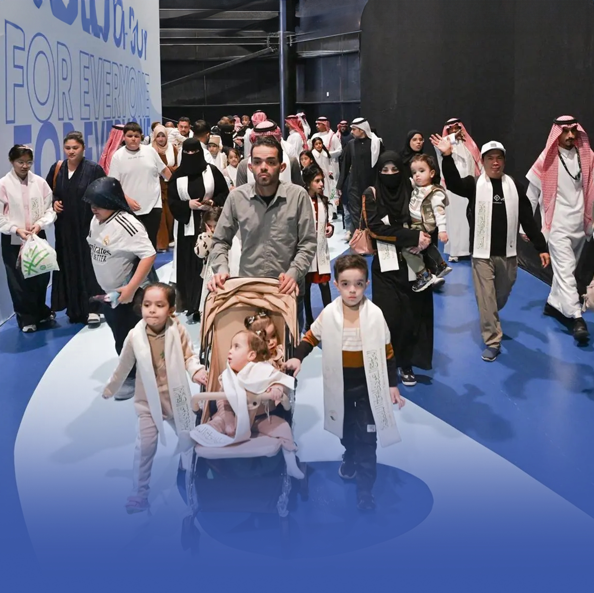 التوائم الملتصقة وذووهم في زيارة ممتعة لـ"بوليفارد وورلد"