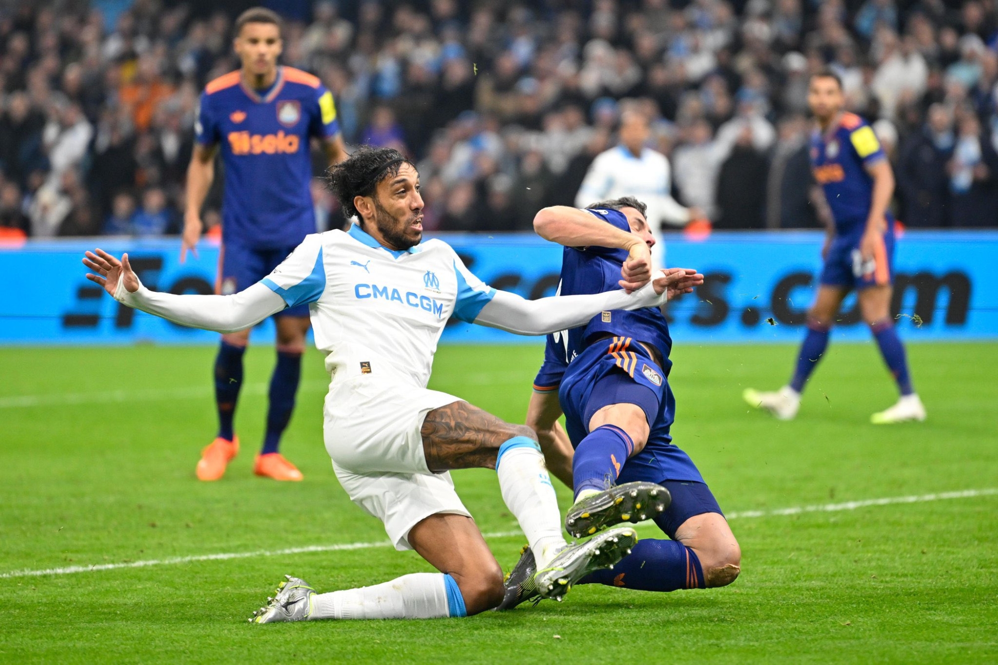 أوباميانج يقود مارسيليا لقلب الطاولة على نيوكاسل في دوري الأبطال