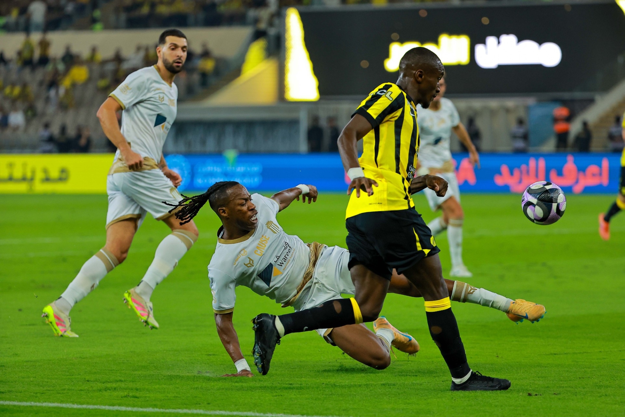 "الانضباط" تُوقف لاعبي الاتحاد والأهلي.. وتعاقب ناصر الدوسري