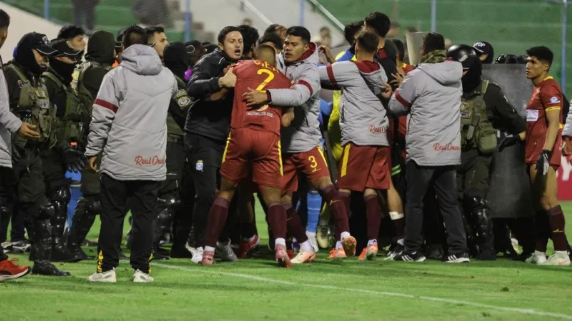 إشهار 17 بطاقة حمراء بعد شجار جماعي بمباراة في كأس بوليفيا