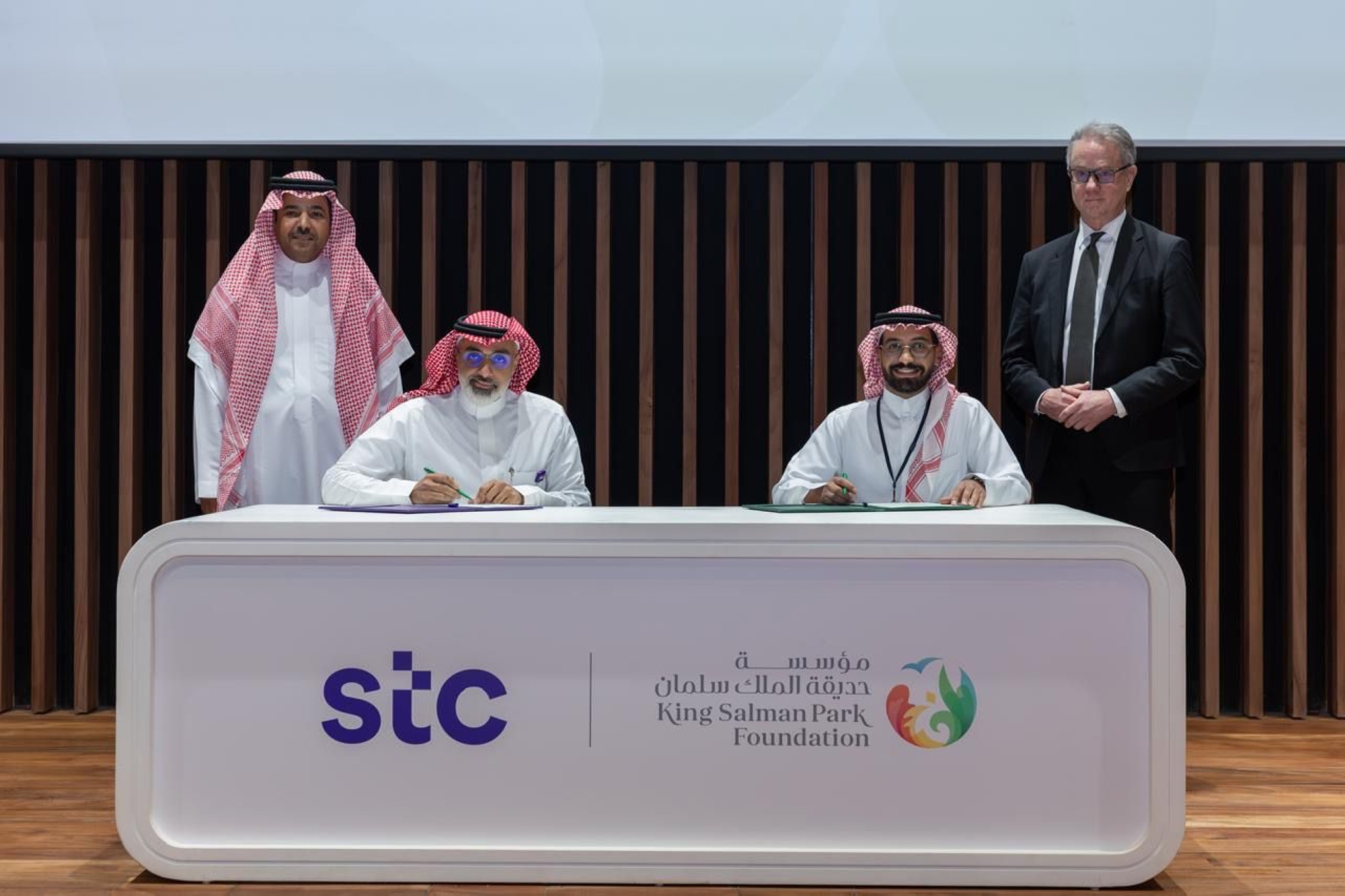 تتضمن الشراكة دمج تقنيات المدن الذكية داخل الحديقة، لتمكين تطبيقات إنترنت الأشياء، والتنقل الذكي، والرصد البيئي، وإدارة العمليات الحضرية بكفاءة.
