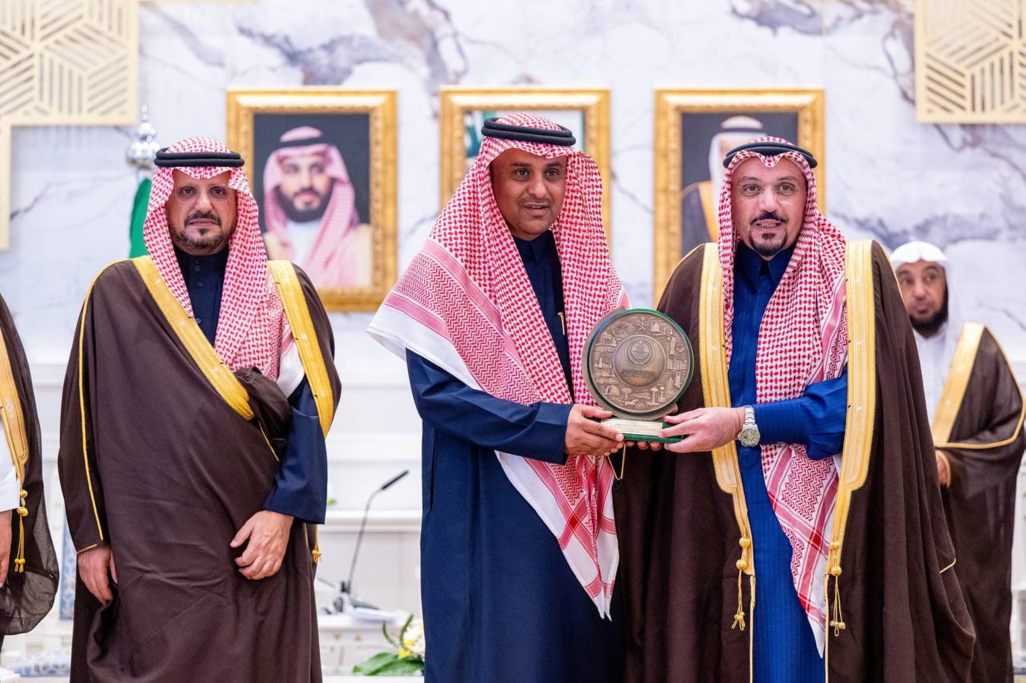أمير القصيم يكرّم مواطناً ساعد أسرة سودانية في حادث