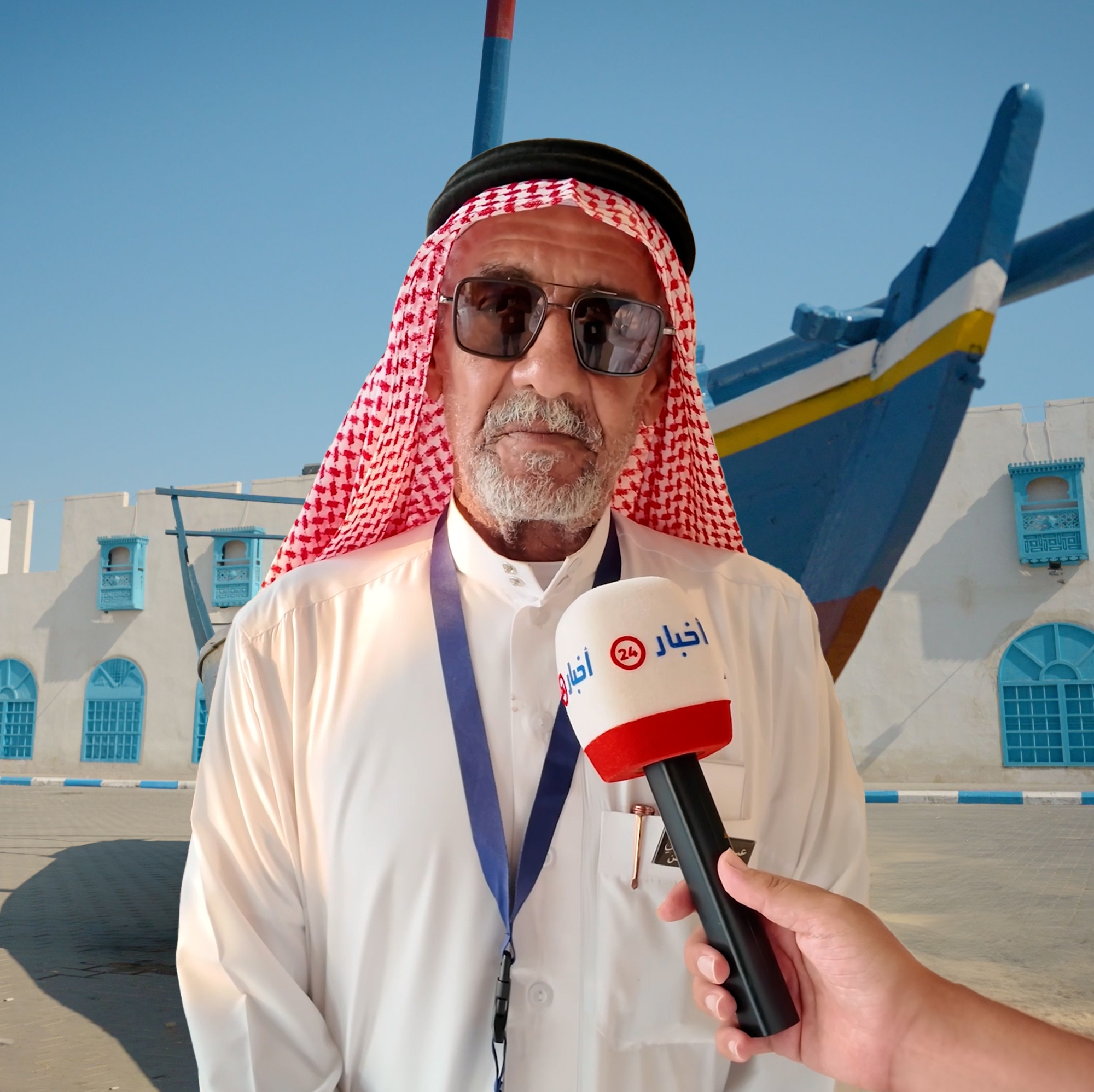 حرفي في أملج يحفظ صناعة السفن الشراعية من الاندثار