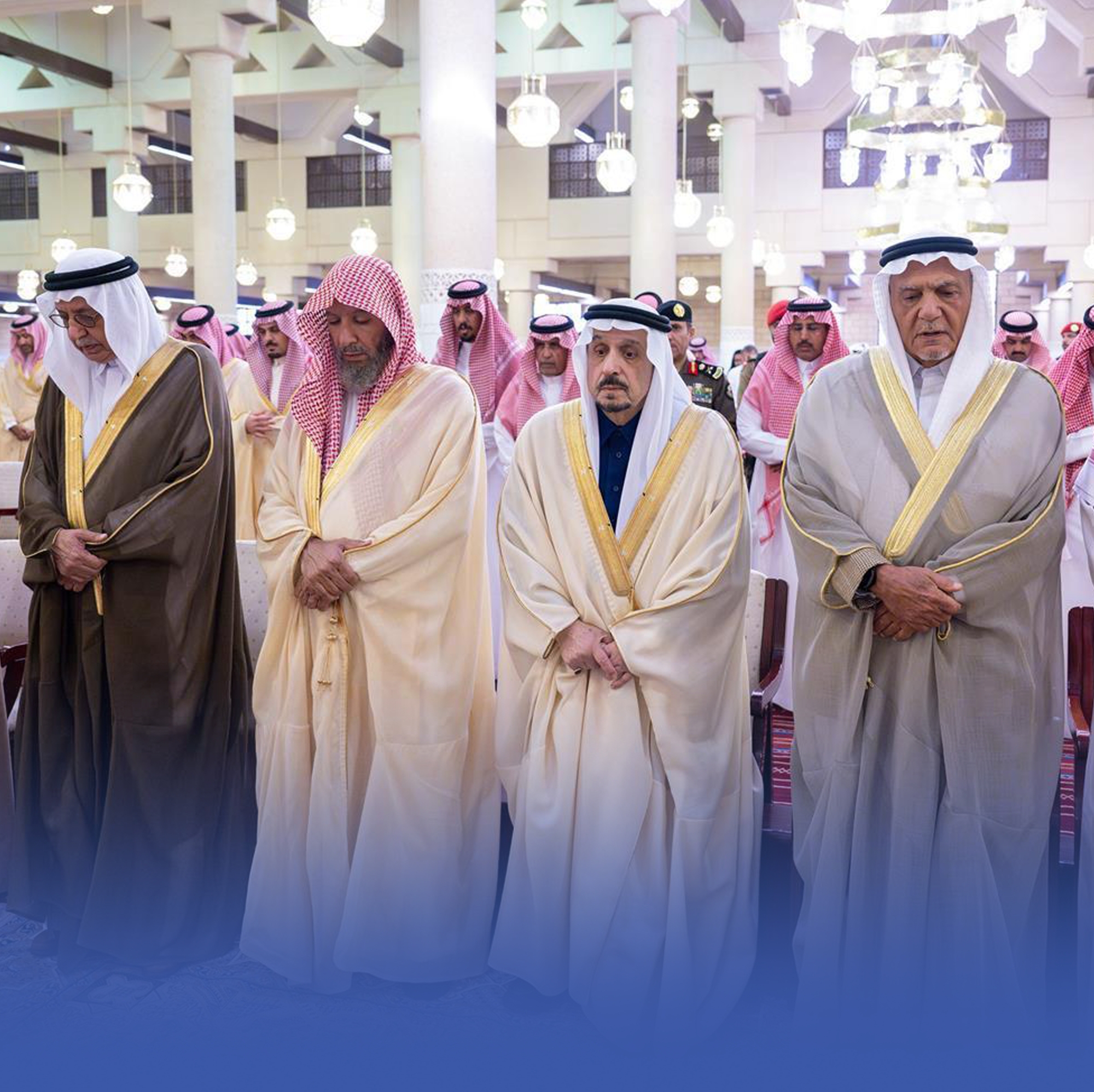 أمير الرياض يؤدي صلاة الميت على والدة الأمير مشعل بن بدر