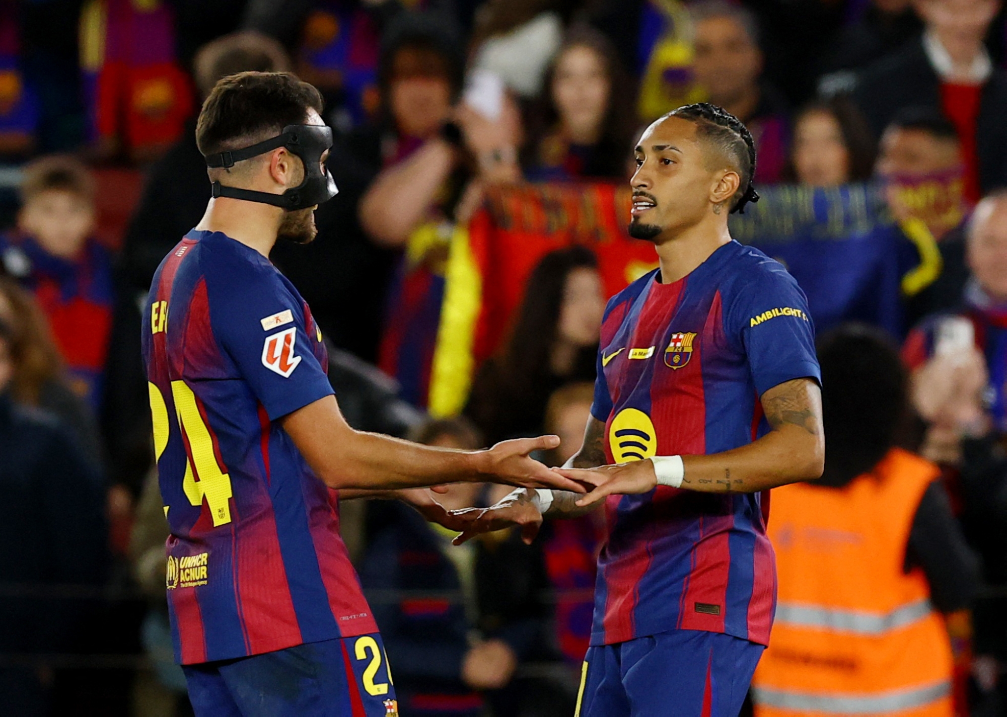 رافينيا يقود برشلونة للفوز على أوساسونا بالدوري الإسباني