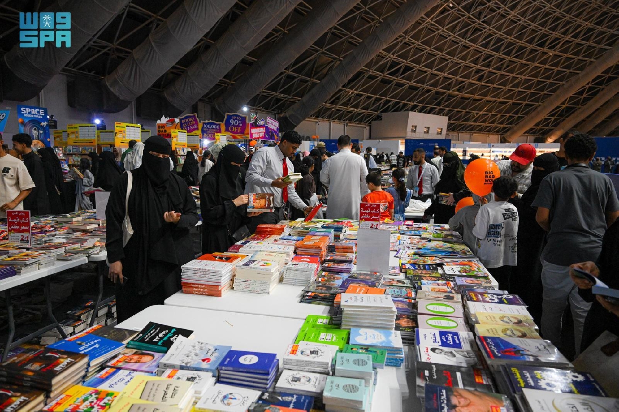 إقبال واسع على منطقة الكتب المخفضة بمعرض جدة