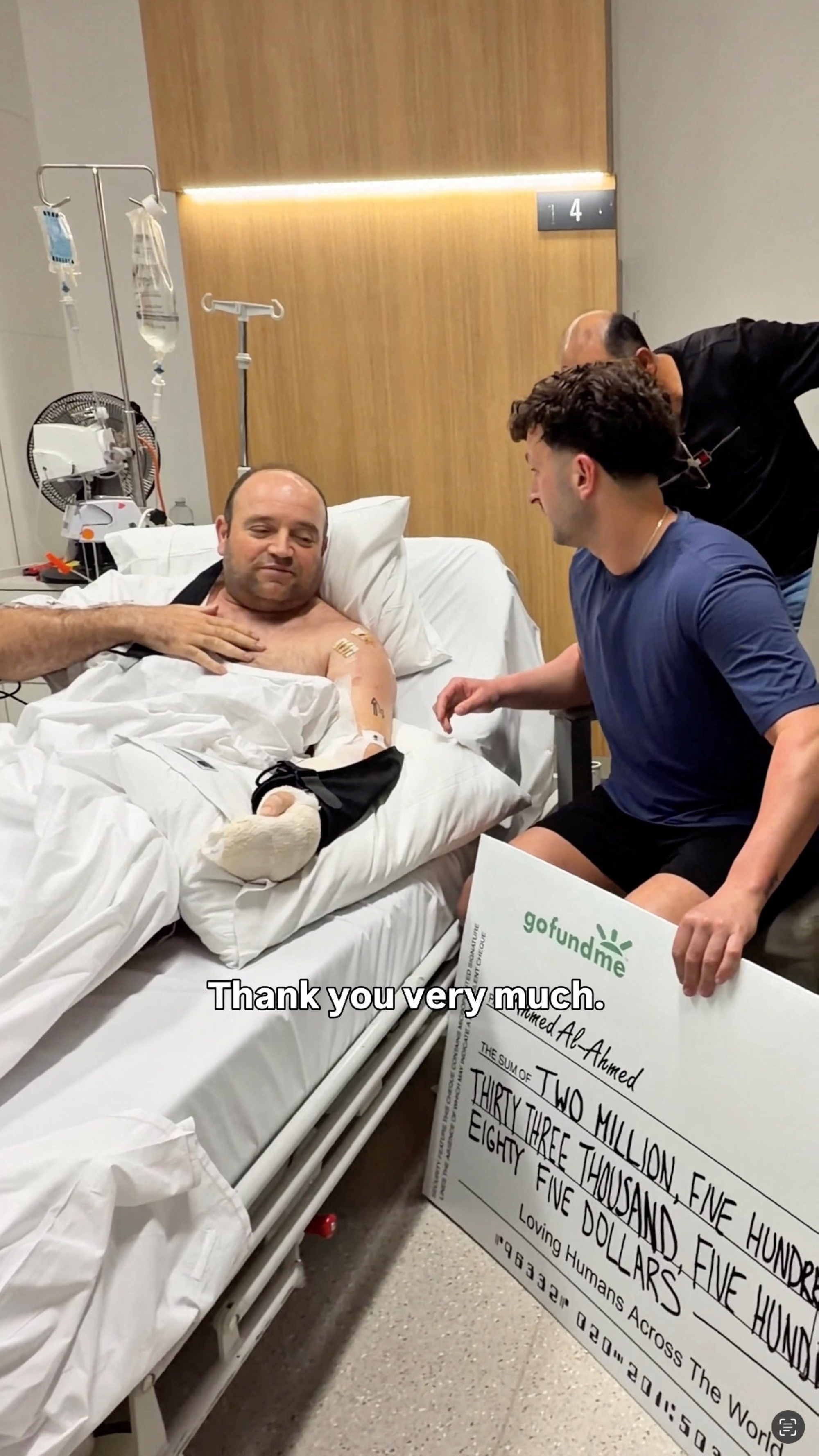 أحمد الأحمد يتلقى شيكاً بـ1.65 مليون دولار تقديراً لشجاعته