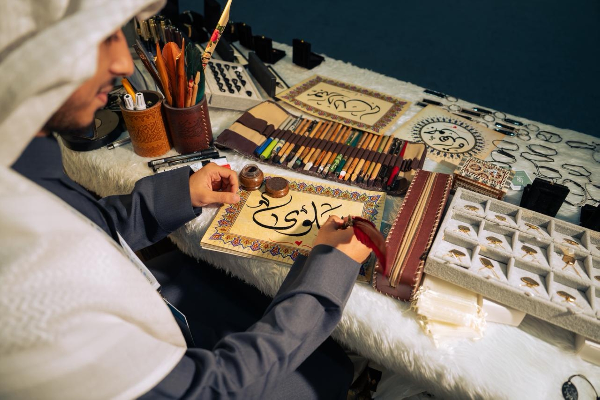 أنامل سعودية ترسم جمال الحرف بـ "جدة للكتاب"
