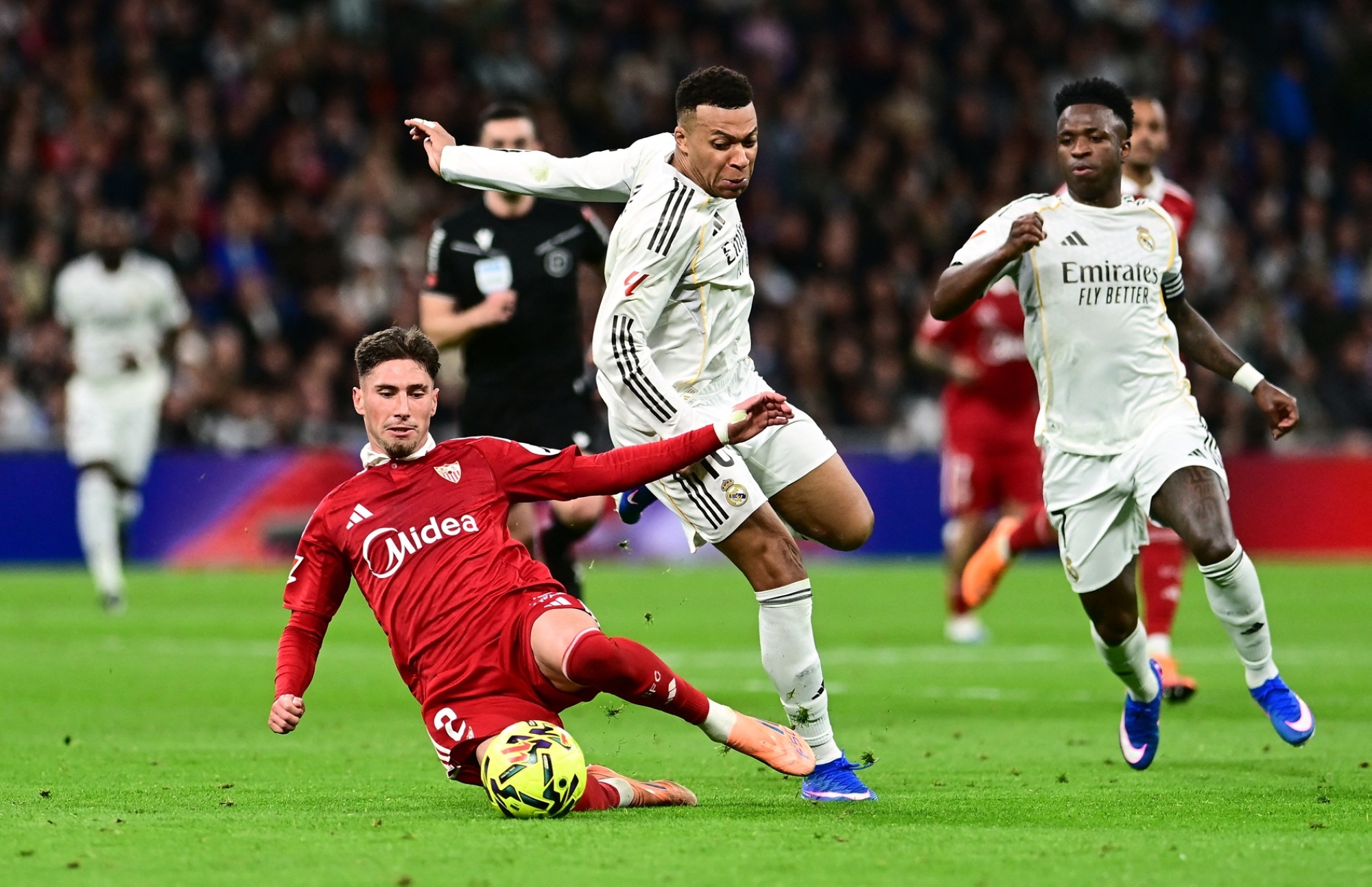 ريال مدريد يتخطى إشبيلية بثنائية في الليغا