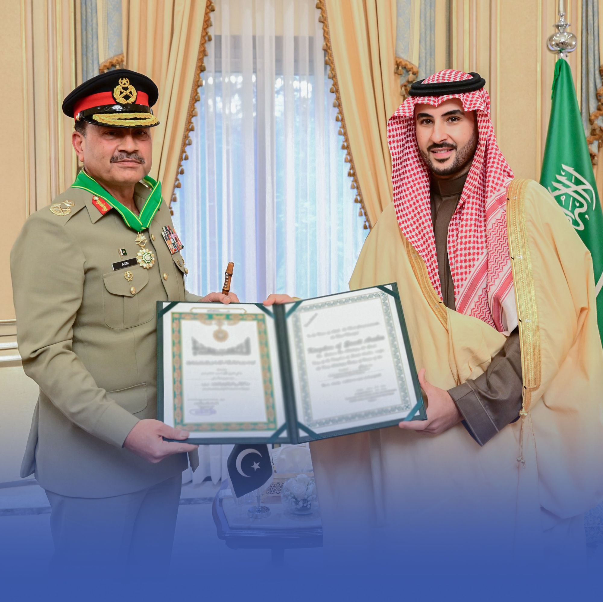 إنفاذًا لأمر الملك.. وزير الدفاع يُقلِّد قائد الجيش الباكستاني وسام المؤسس