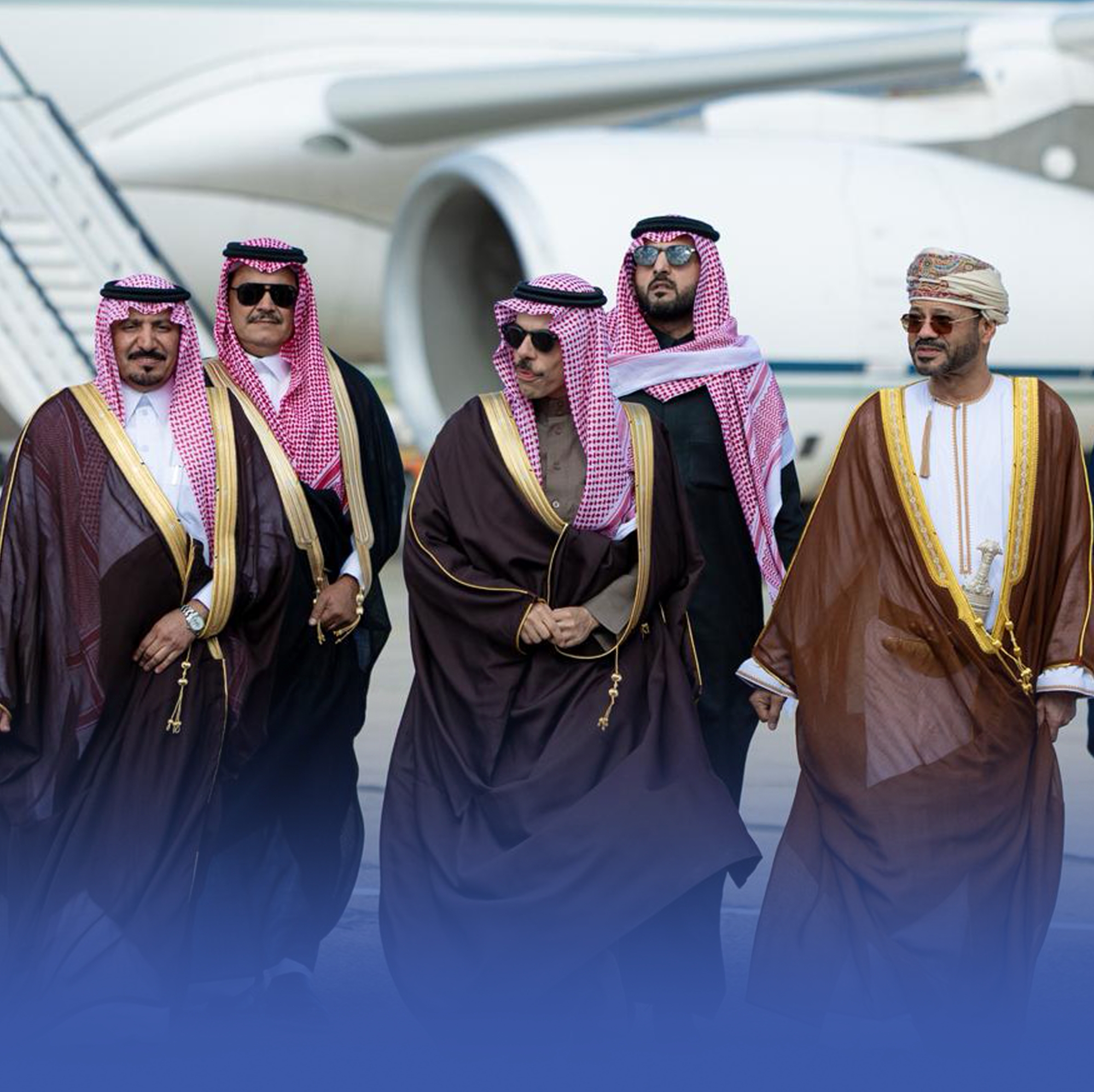 وزير الخارجية يصل مسقط لترؤس مجلس التنسيق المشترك