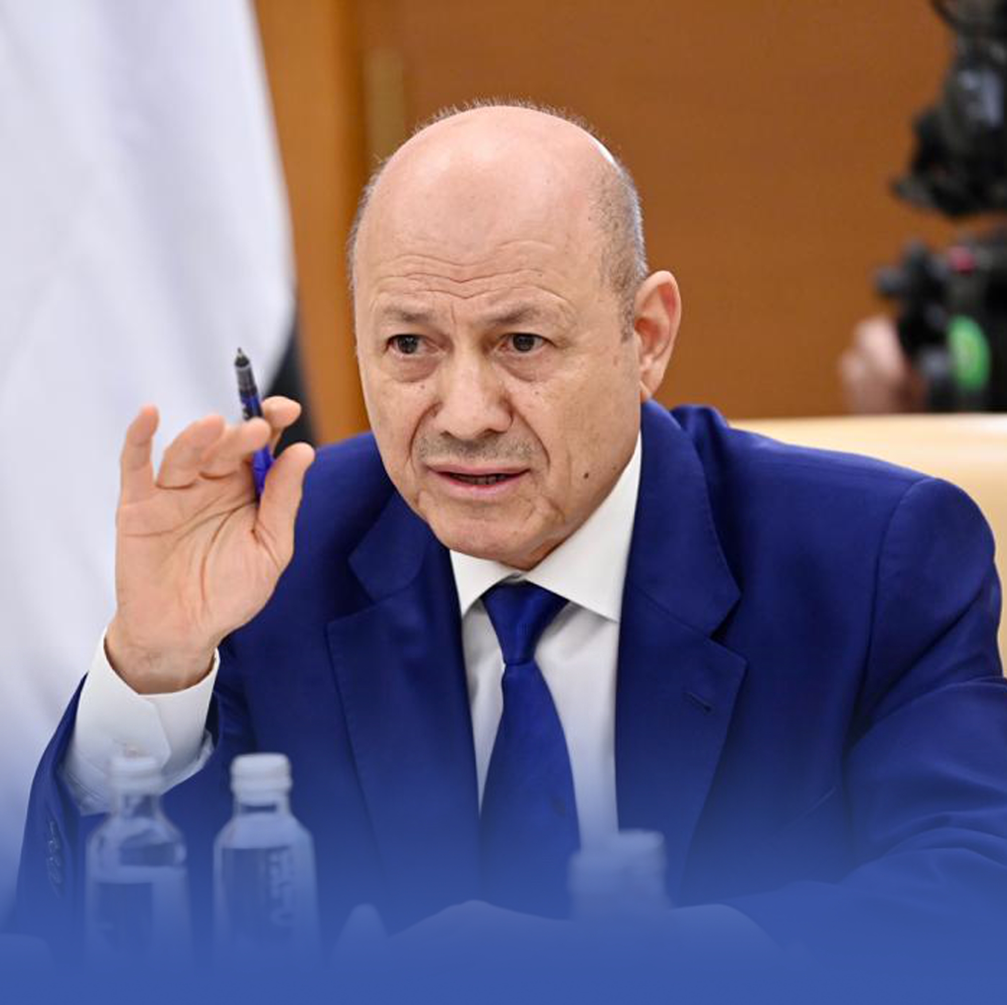 العليمي: نحذر "الانتقالي" من خطورة خلق سلطة موازية بالقوة