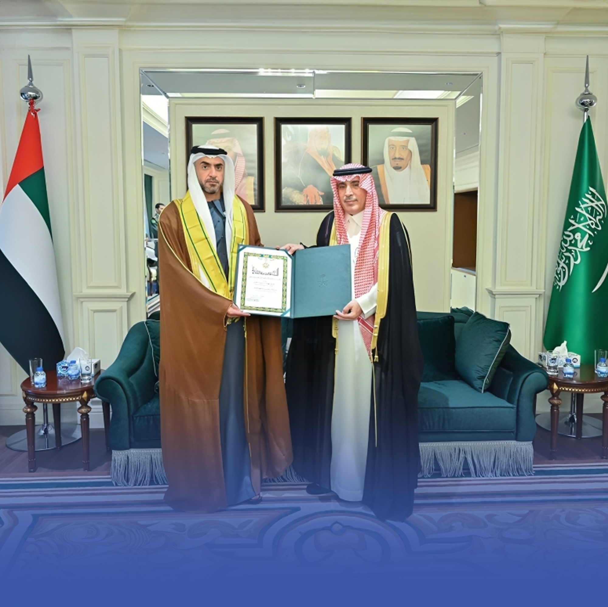 بأمر الملك.. تقليد سفير الإمارات السابق وشاح المؤسس