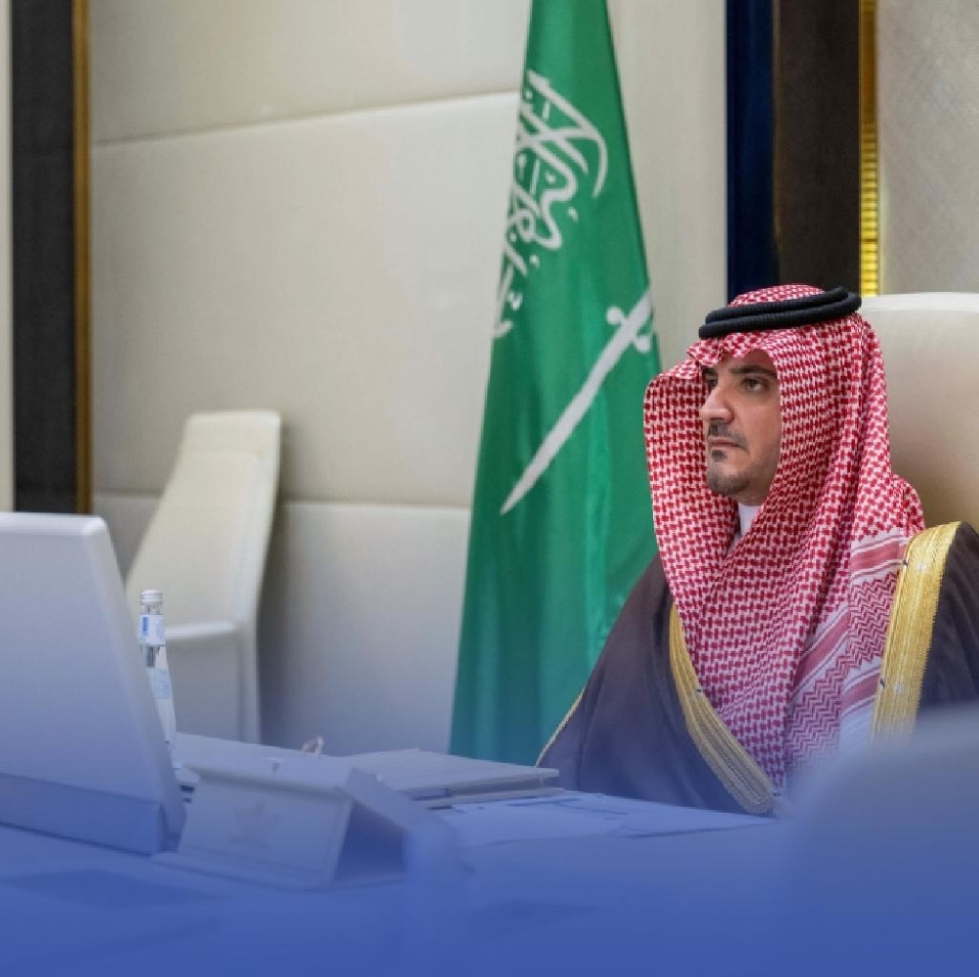 وزير الداخلية يطمئن على رجل الأمن المصاب في الحرم