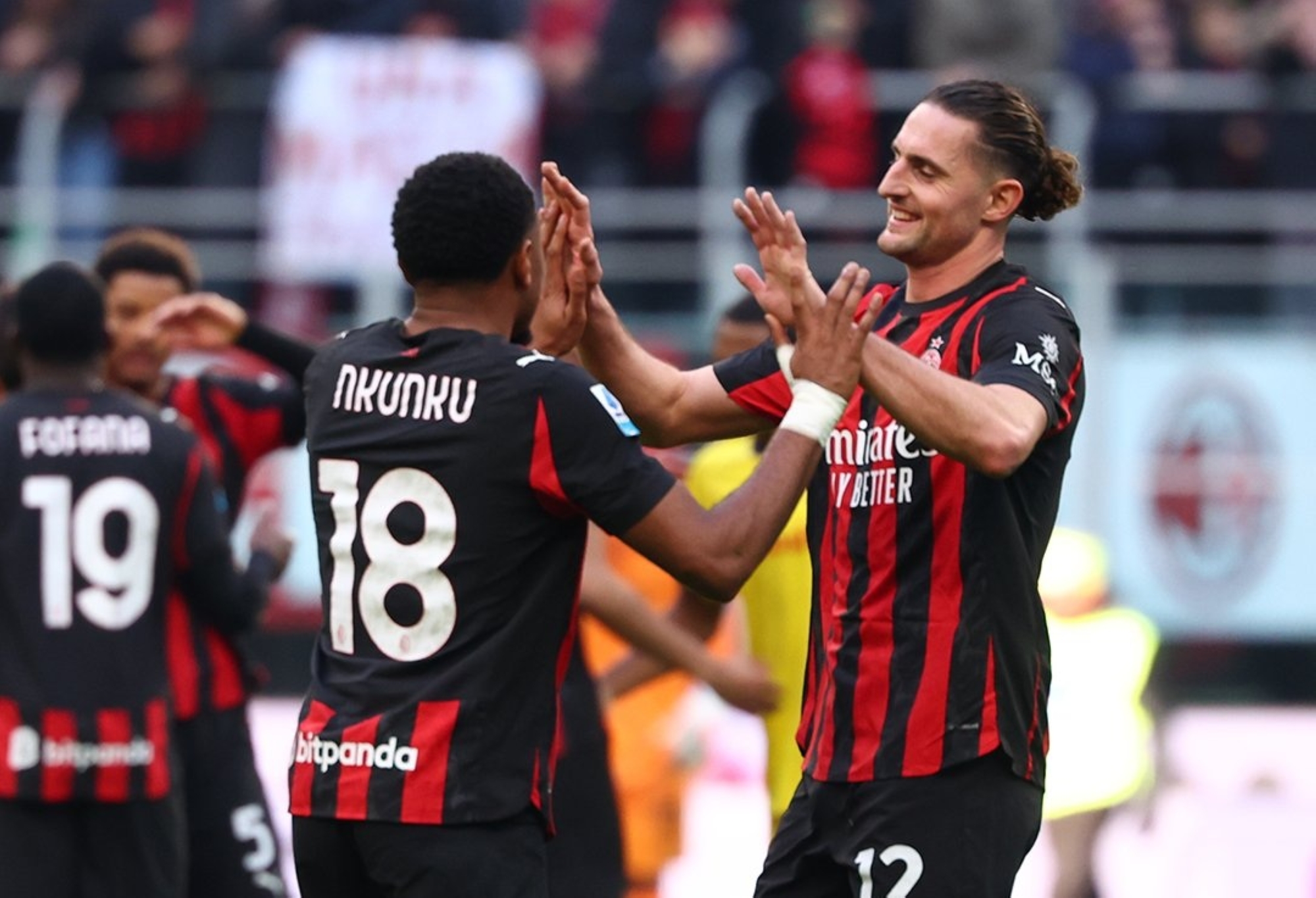 ميلان يتصدر الدوري الإيطالي بثلاثية في فيرونا