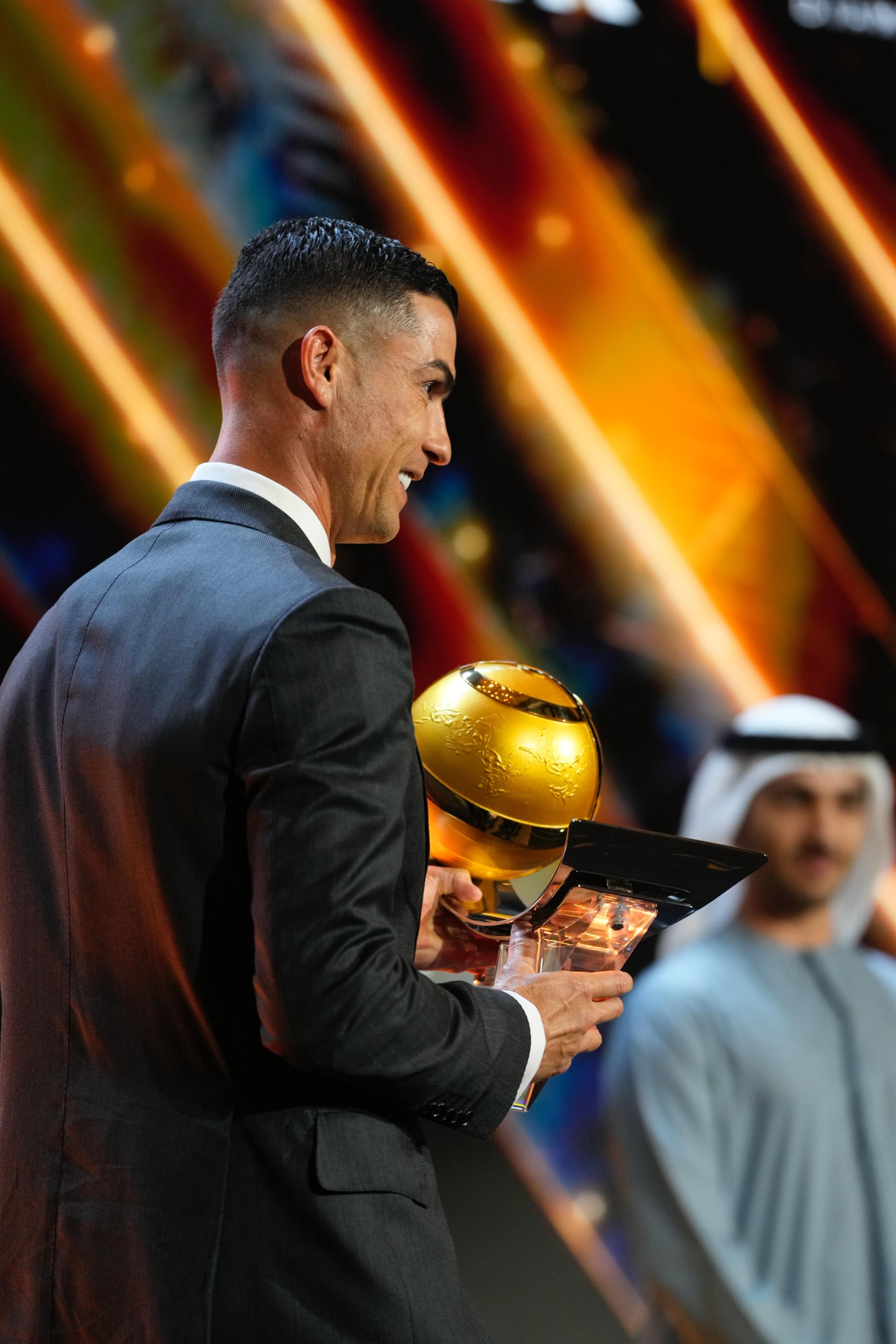 النصر يوجه رسالة لرونالدو بعد تتويجه بجائزة أفضل لاعب في الشرق الأوسط