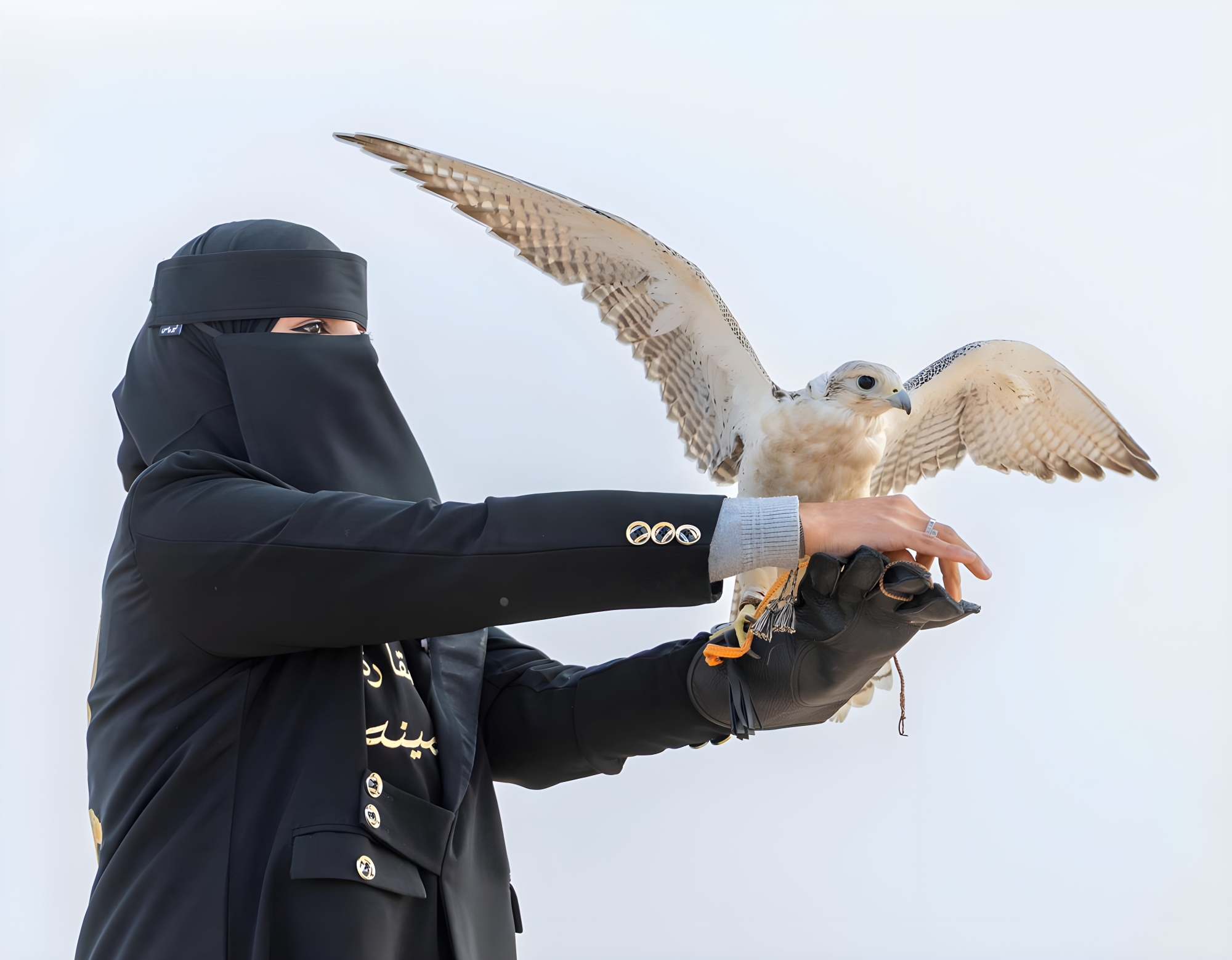 صقّارة تحول شغفها بالطفولة لاحتراف تدريب الصقور