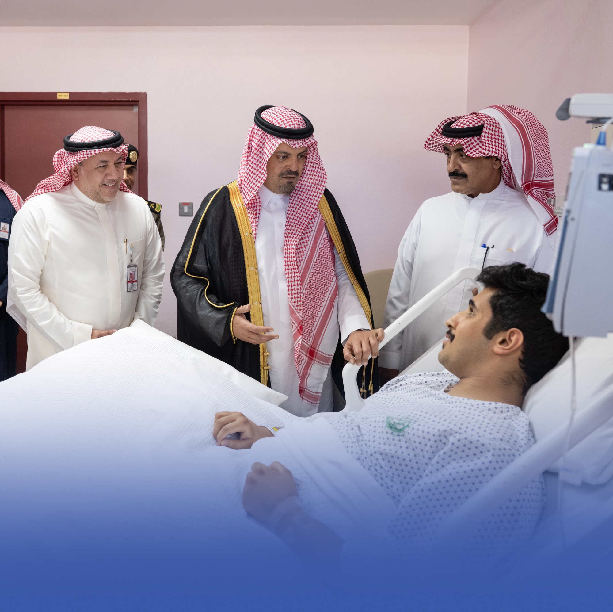 "بطل بطل بطل".. نائب أمير مكة يزور الجندي ريان آل أحمد
