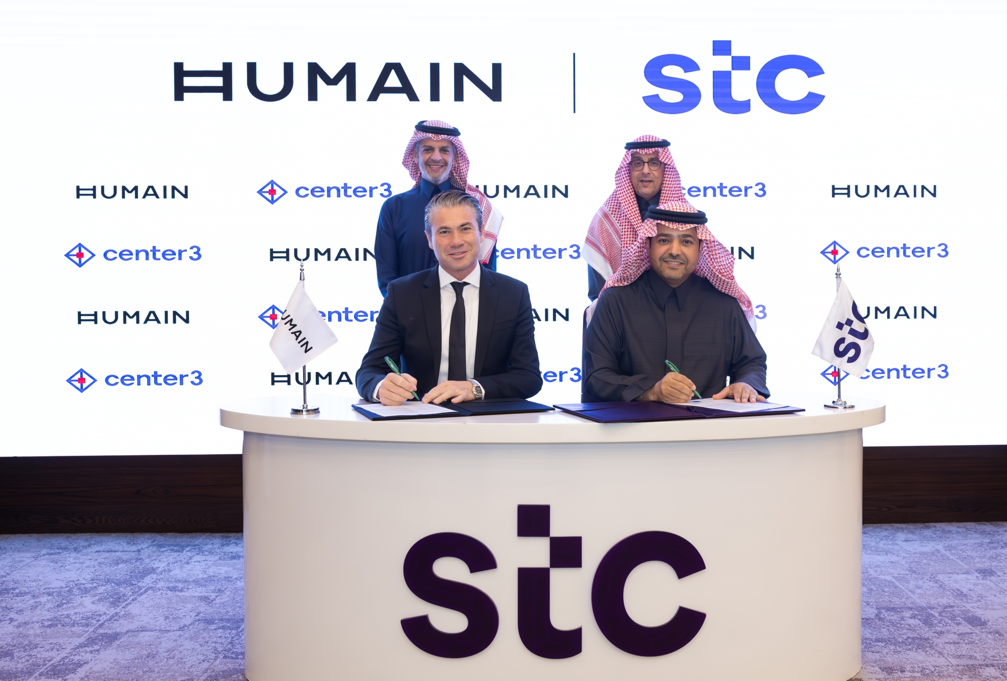 Center3 إحدى شركات stc وهيوماين توقعان شراكة لبناء مراكز بيانات للذكاء الاصطناعي بسعة 1 غيغاوات