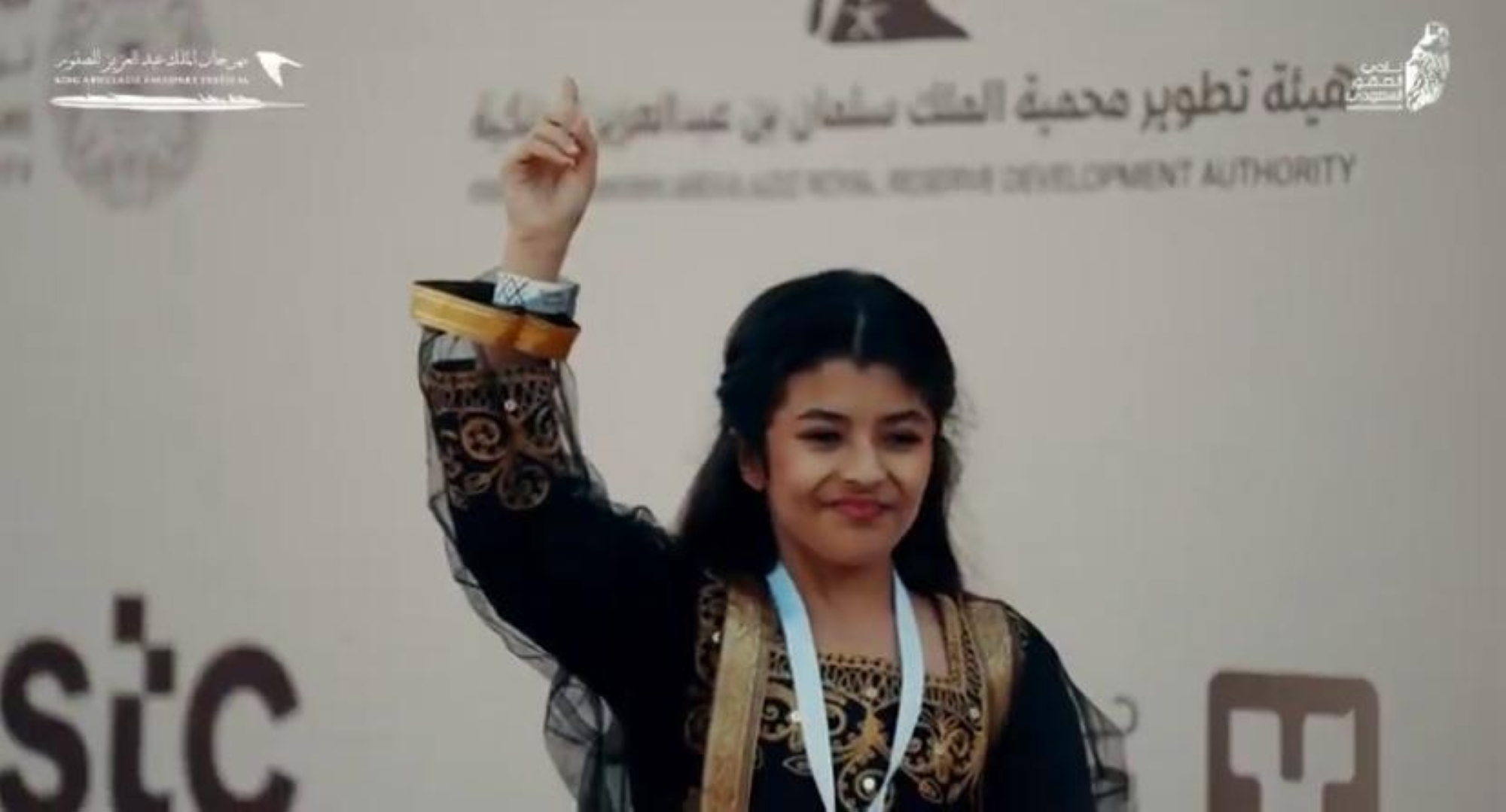 الجازي الرميح بطلة شوط المدارس بمهرجان الصقور