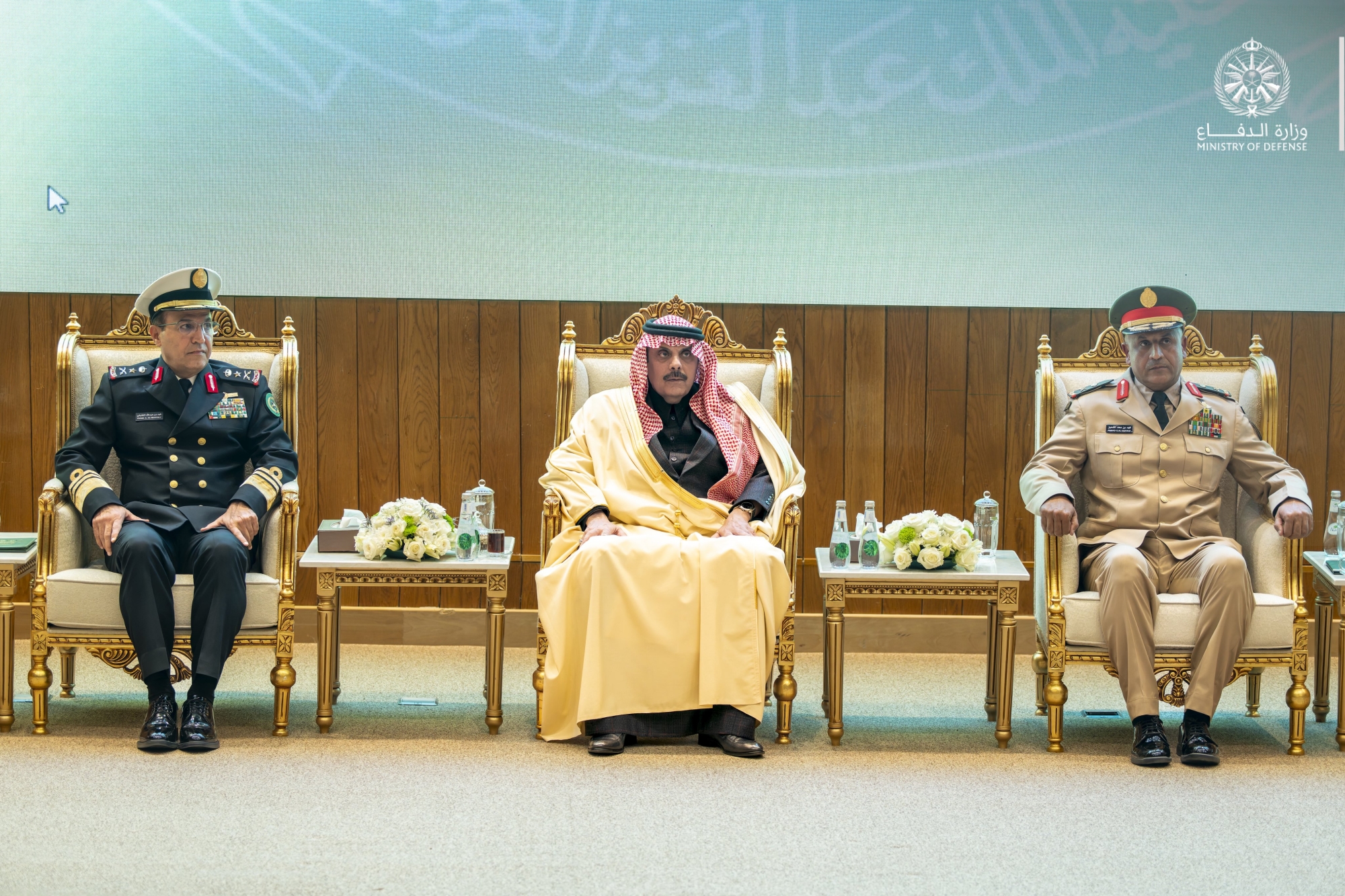 نائب وزير الدفاع يرعى تخريج طلبة دورات تأهيل الضباط الجامعيين