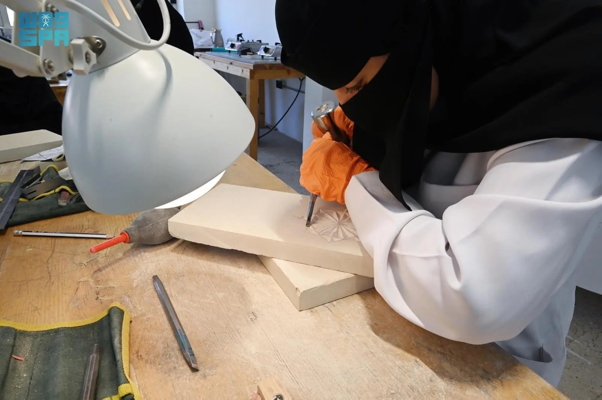 النقوش الصخرية.. حضارة محفورة على جبال العُلا