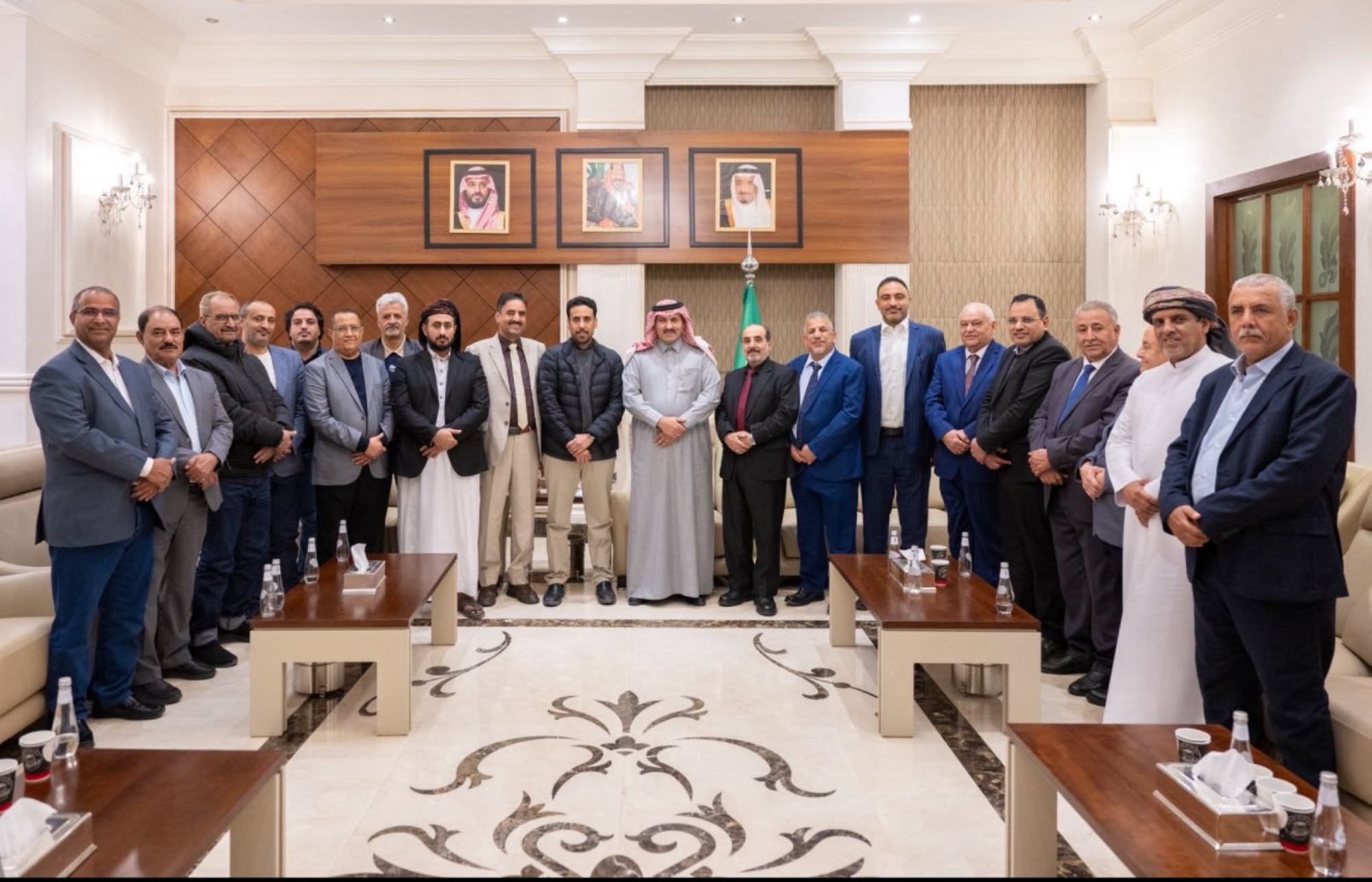 آل جابر يلتقي وفد "الانتقالي" في الرياض