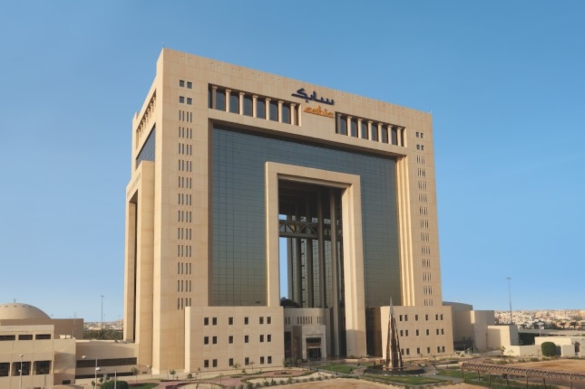 سابك تبيع أصولاً في أوروبا والأمريكتين بـ3.56 مليار ريال