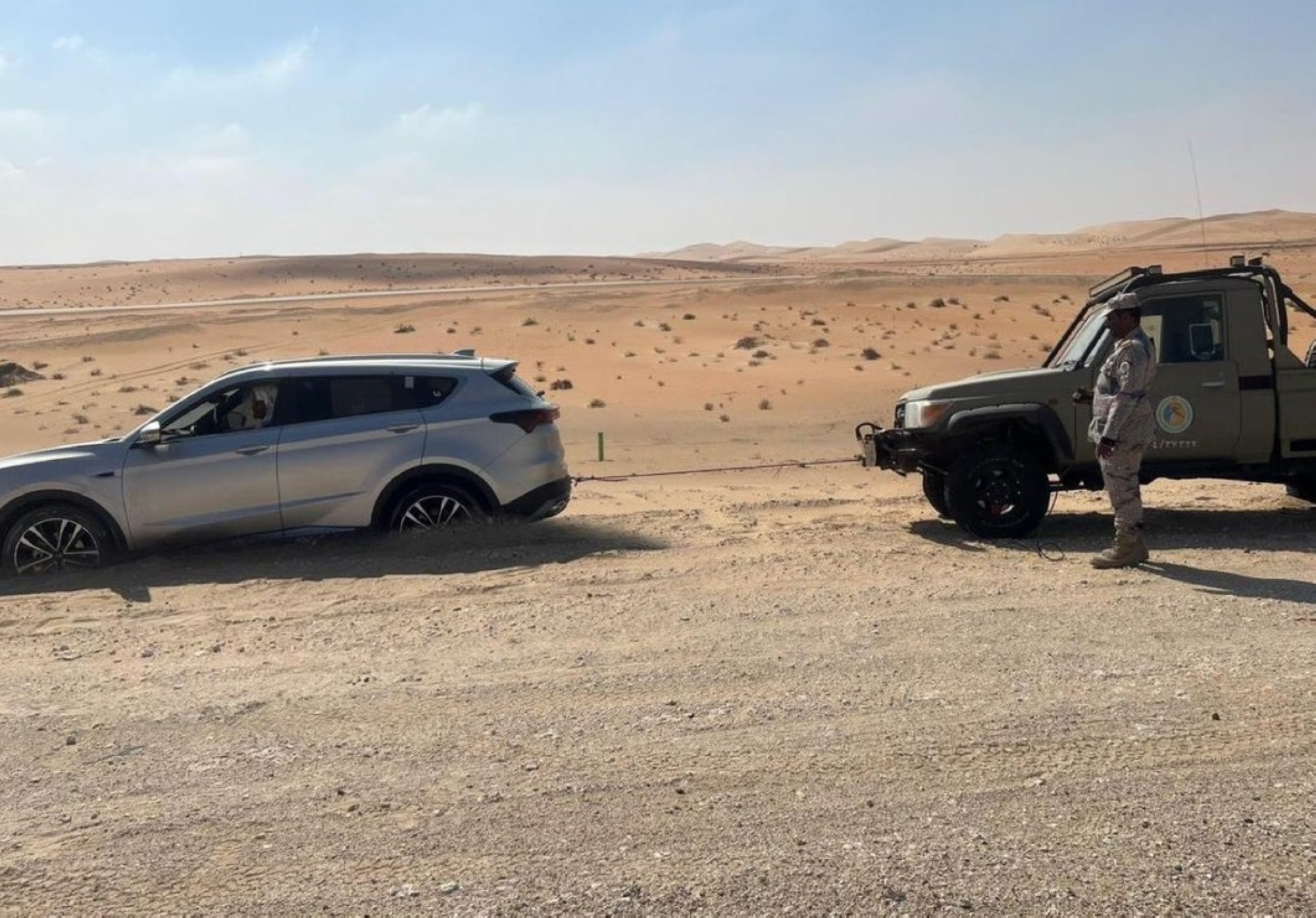 إنقاذ مواطن علقت مركبته في الربع الخالي