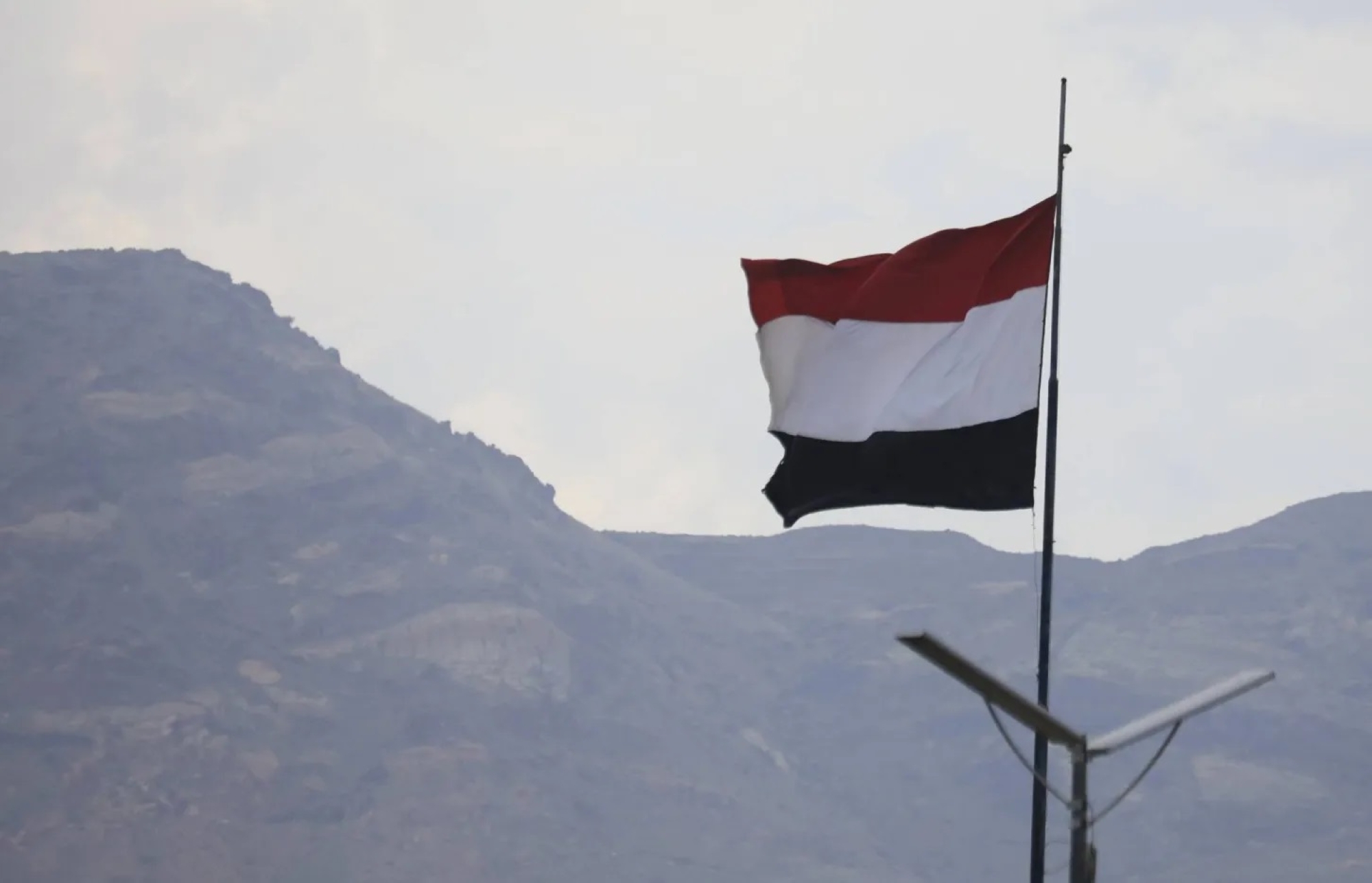 حلّ المجلس الانتقالي باليمن استعدادًا للمشاركة في "حوار الرياض"