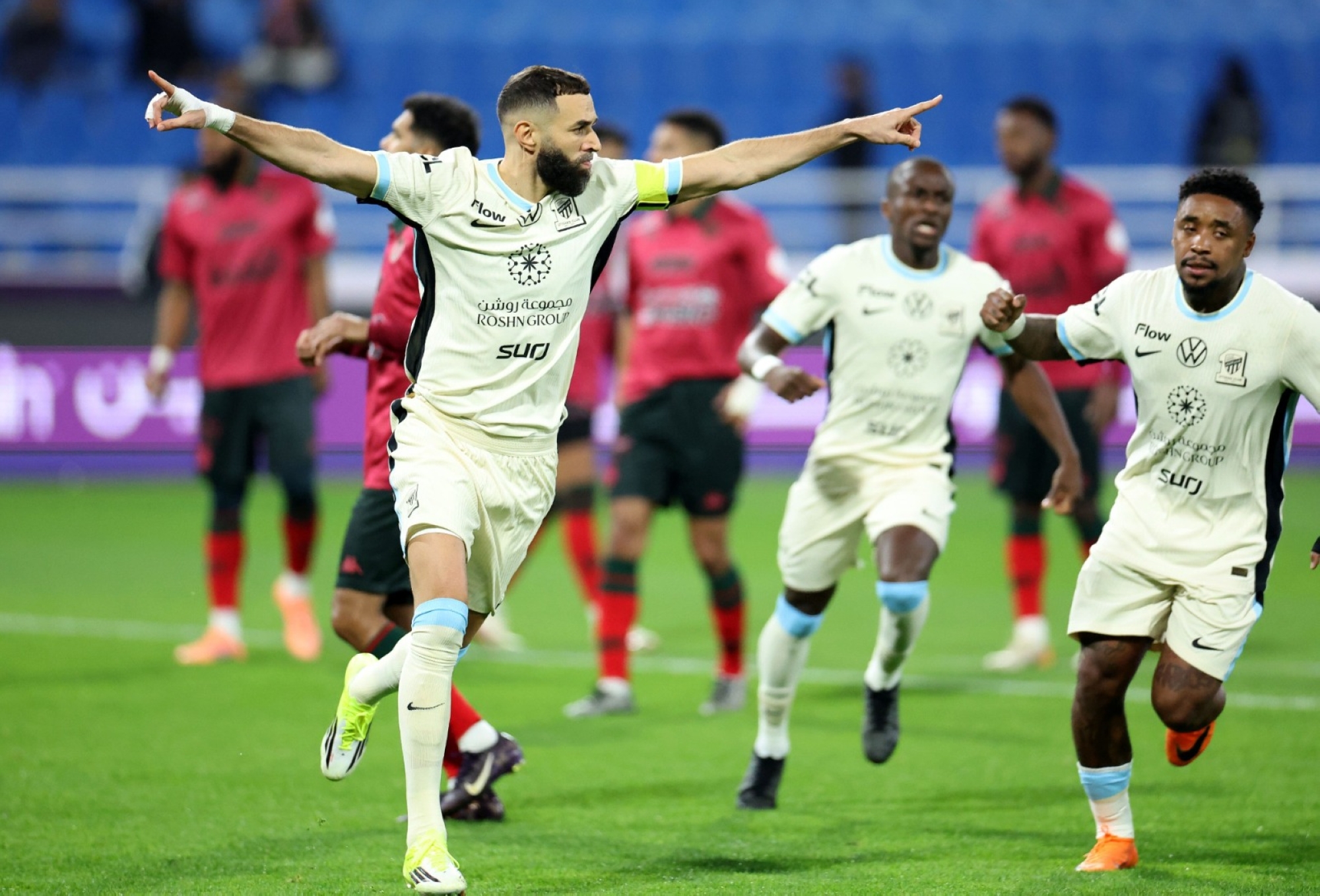 "هاتريك بنزيما" يقود الاتحاد لفوز كبير على الخلود