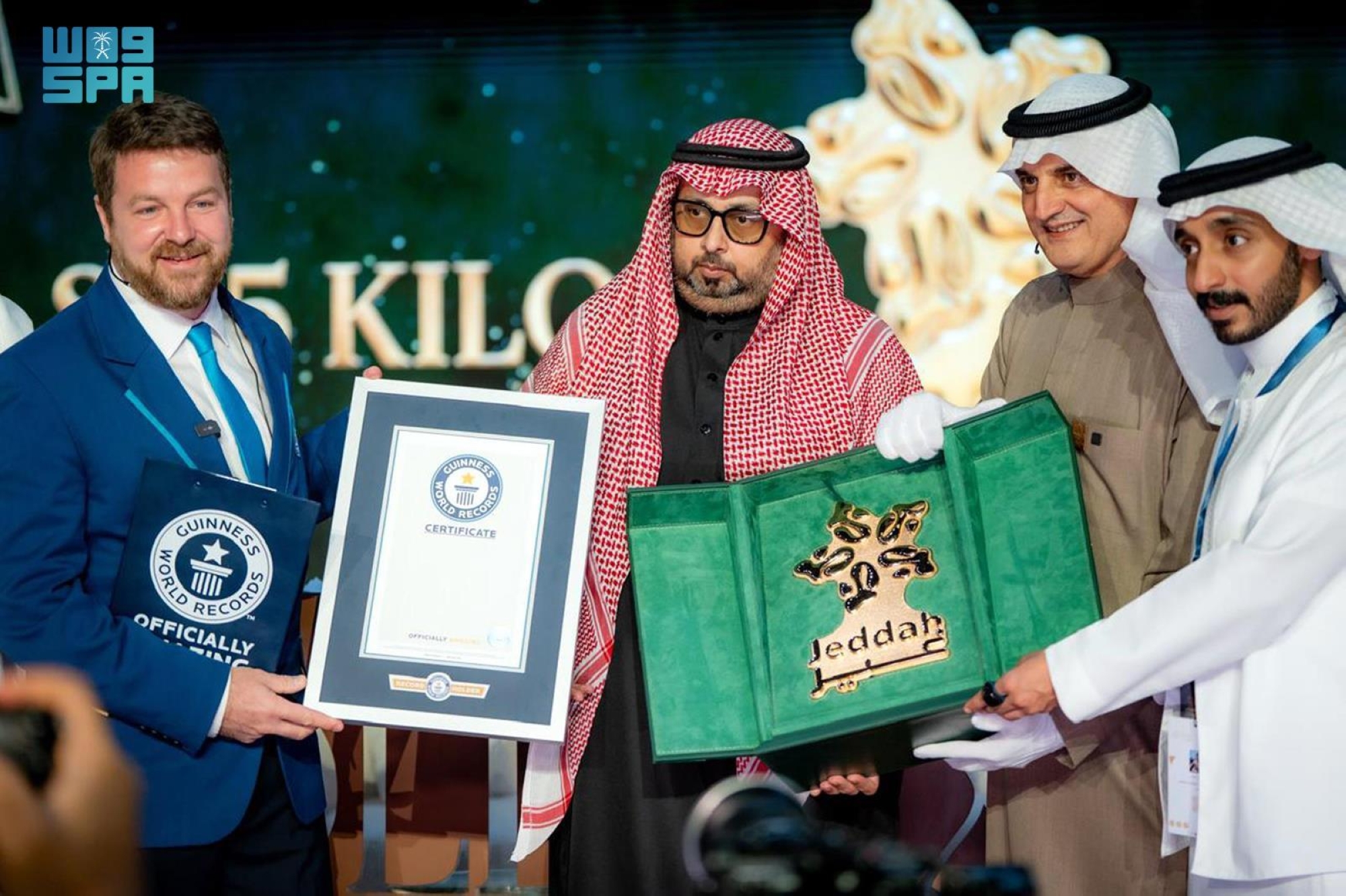 تسجيل شعار موسم جدة في "غينيس" كأثقل درع من الذهب