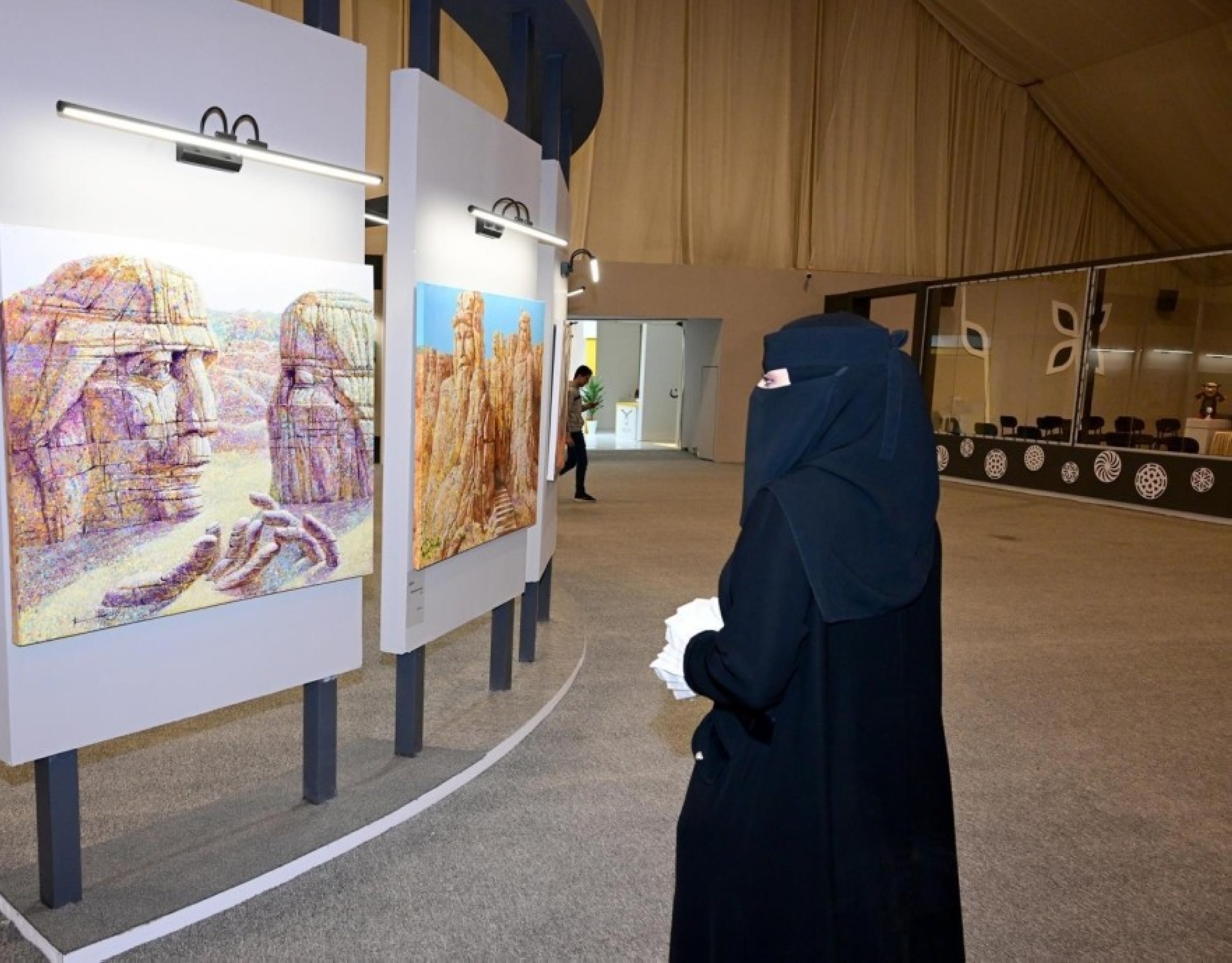 لوحات إبداعية تزين جدران معرض "فن الواحة"