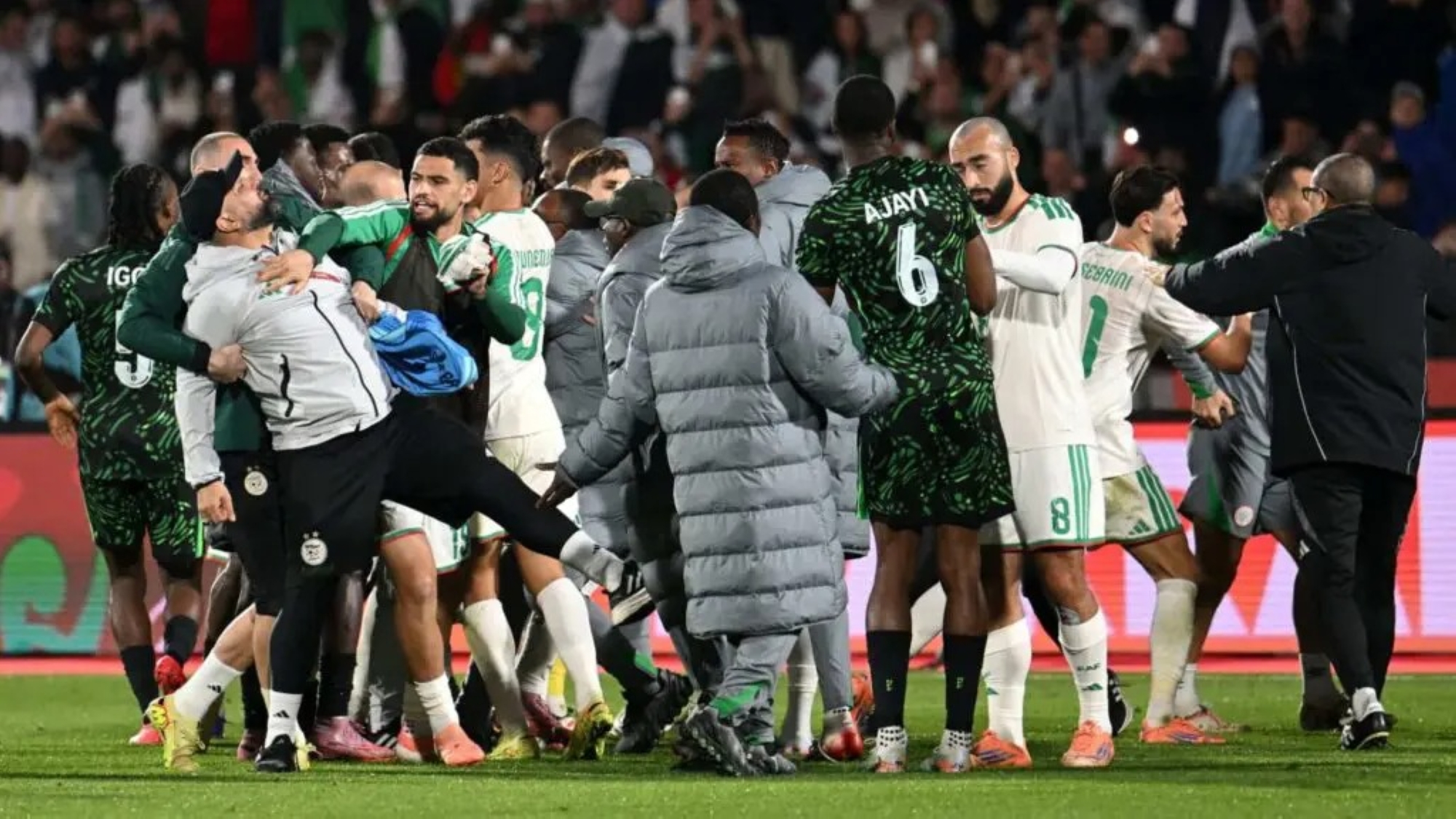 الكاف يفتح تحقيقاً في أحداث مباراتي المغرب مع الكاميرون والجزائر مع نيجيريا