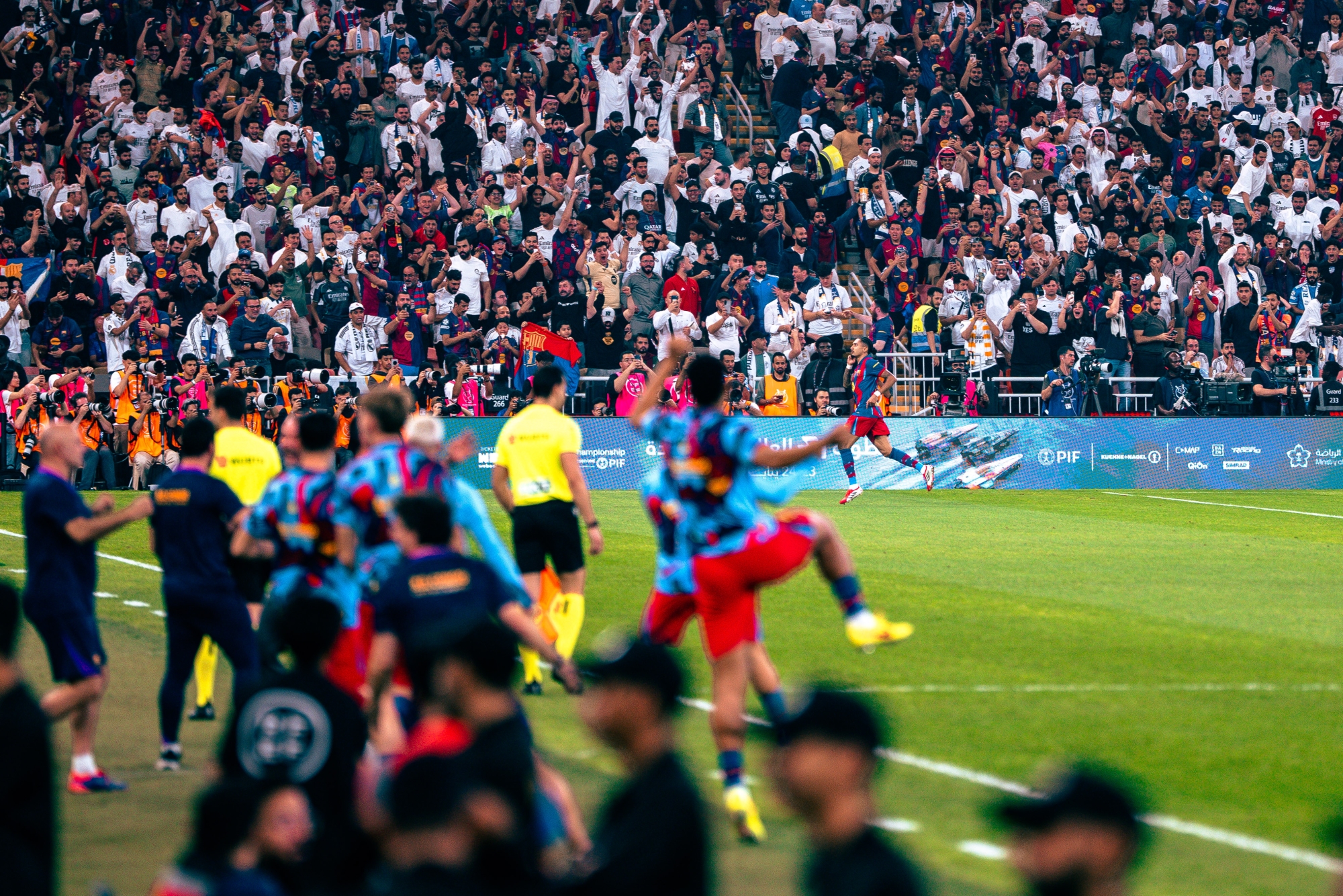 انقسام المشاعر في مدرجات الكلاسيكو بعد تتويج برشلونة بالسوبر على حساب ريال مدريد
